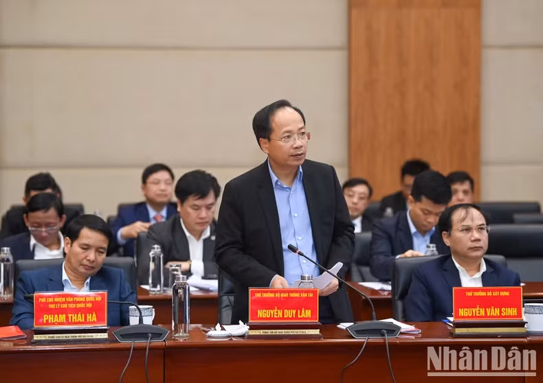 交通运输部副部长阮维林在会上发表讲话。