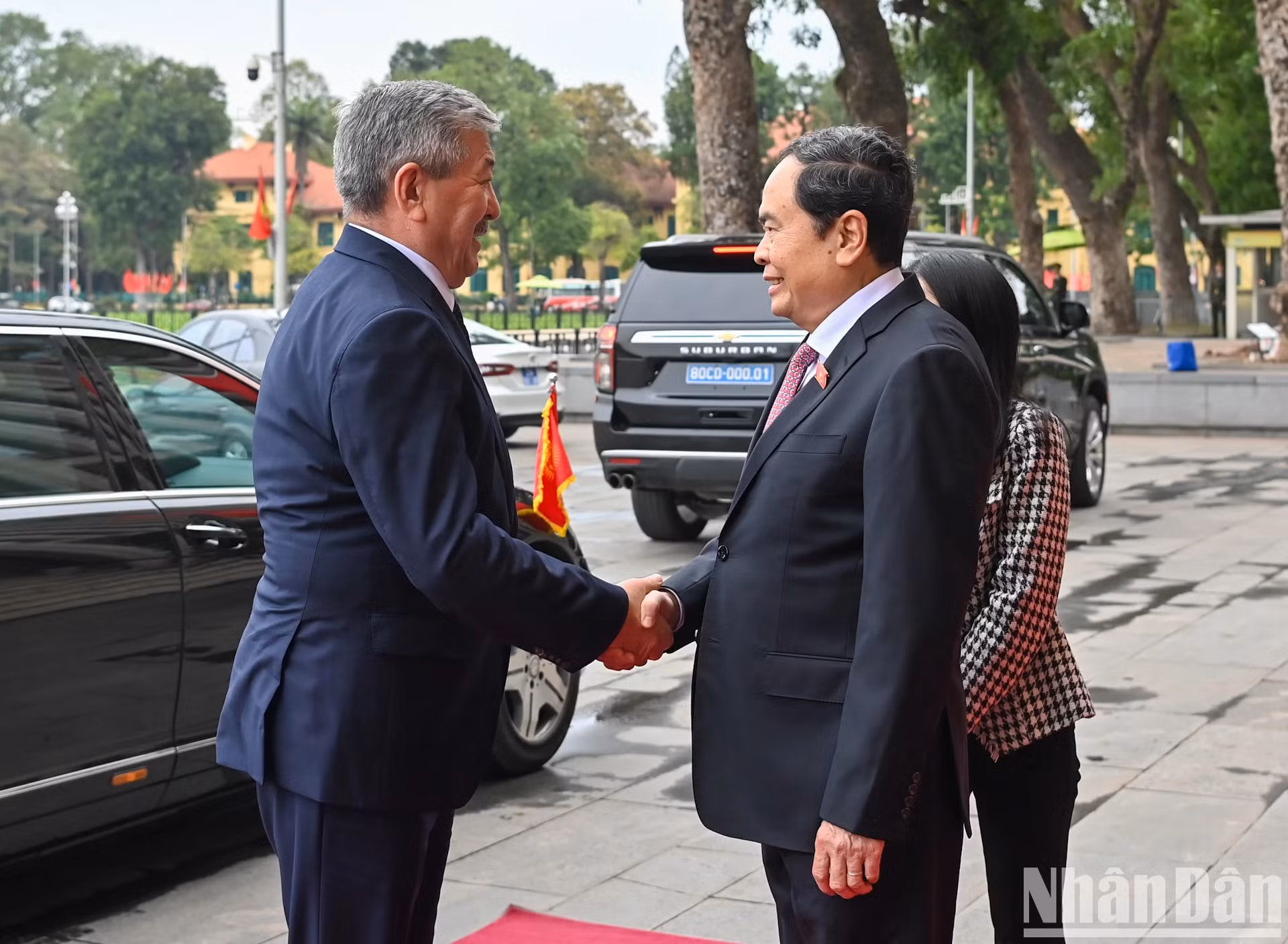 国会主席陈青敏欢迎阿德尔别克·卡西马利耶夫总理。 国会主席陈青敏欢迎阿德尔别克·卡西马利耶夫总理。