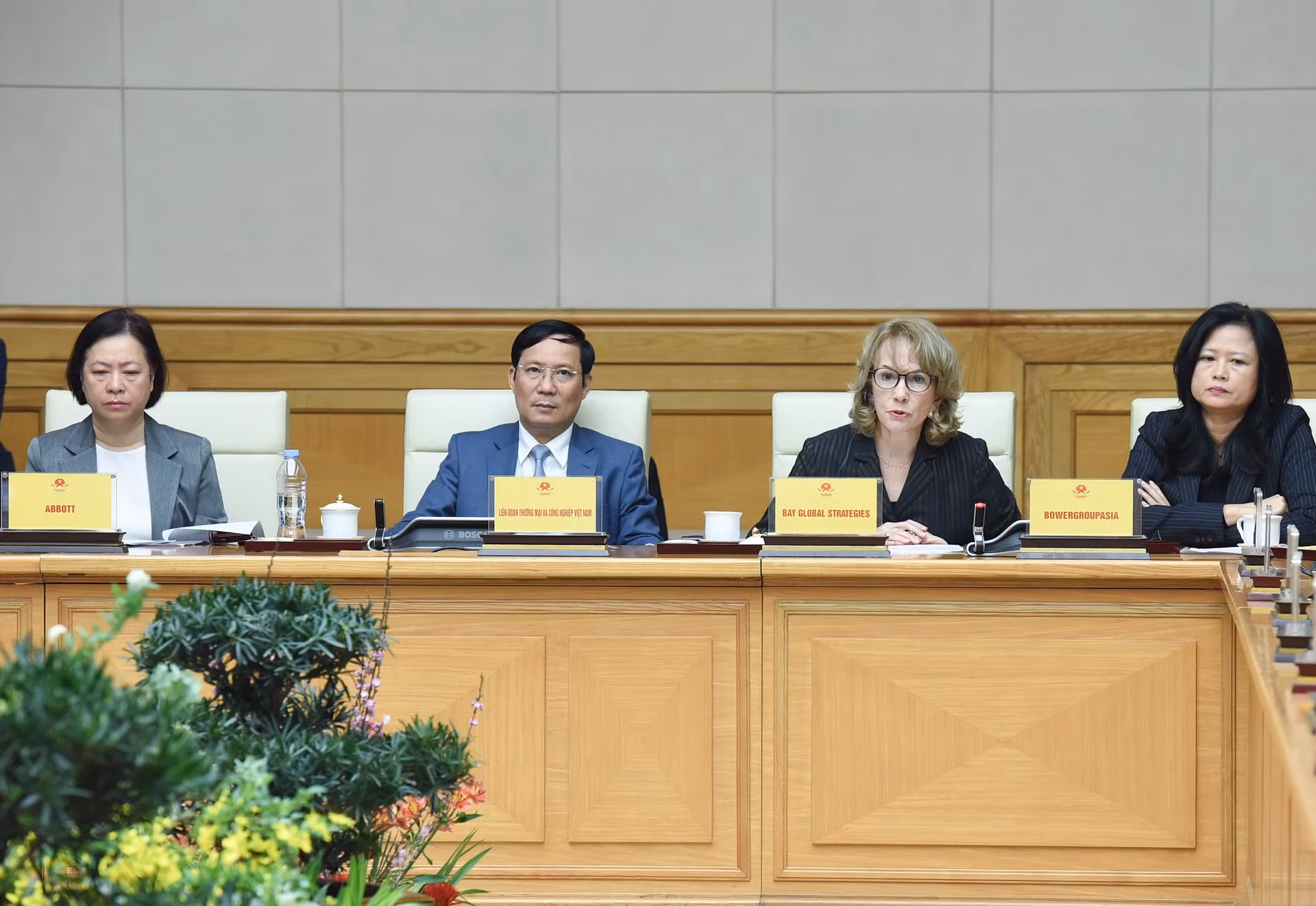 美国企业代表发表讲话。