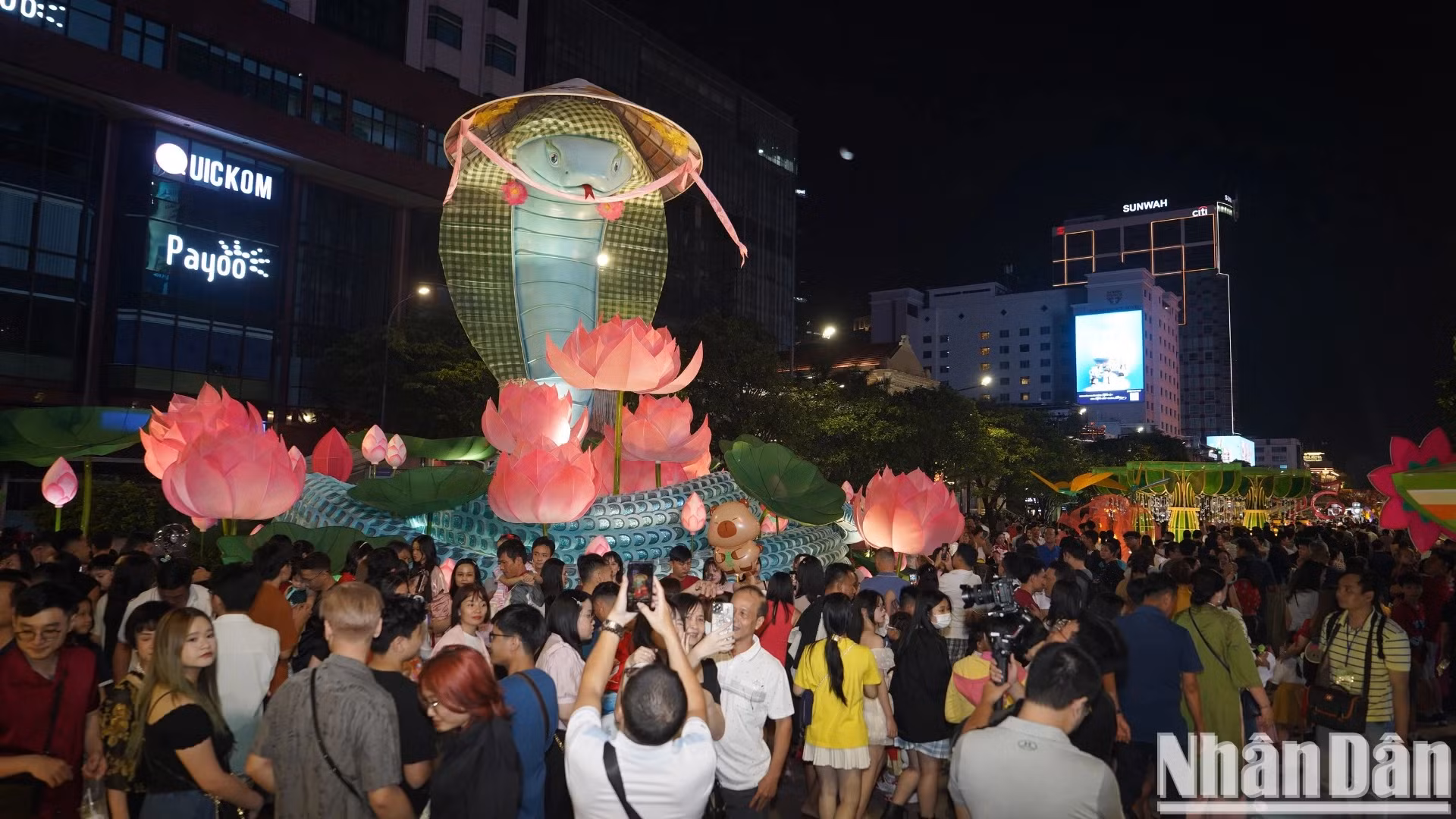 阮惠花街正式开街后吸引了众多游客前来参观。