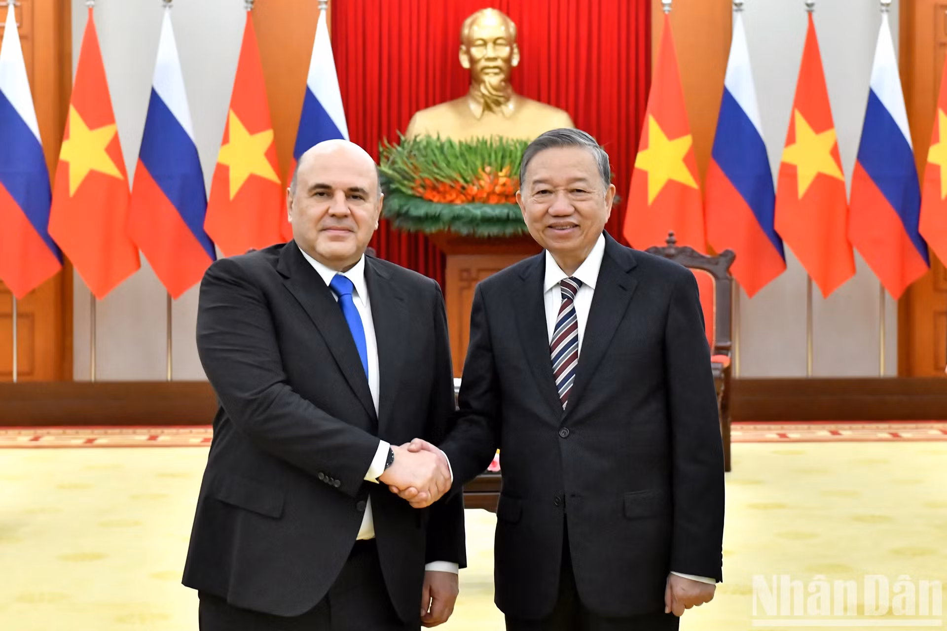 越共中央总书记苏林和俄罗斯联邦政府总理米舒斯京。
