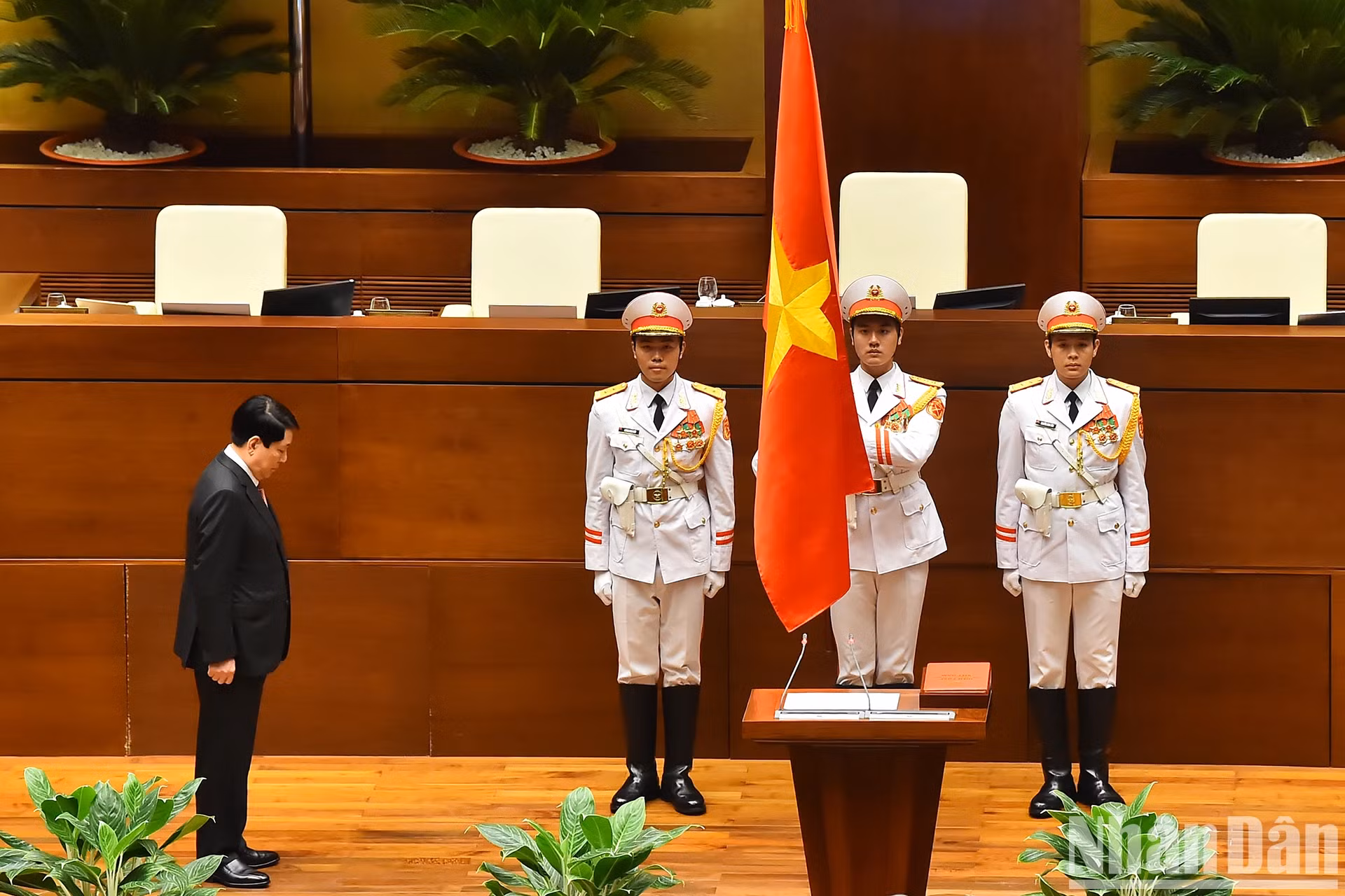 国家主席梁强在宣誓就职仪式上向国旗敬礼。