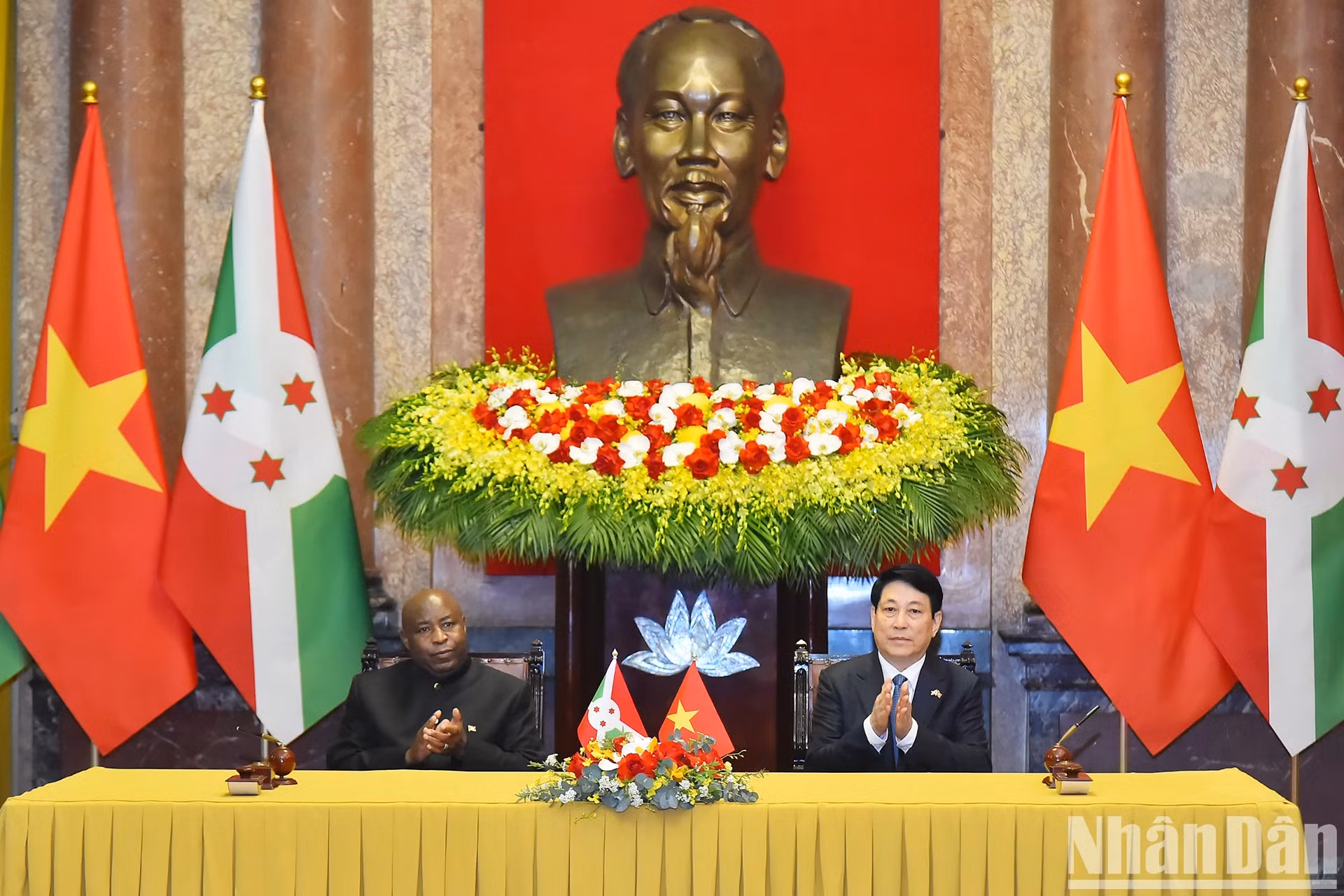越南国家主席梁强和布隆迪总统埃瓦里斯特·恩达伊施米耶在会谈结束后见证越南和布隆迪合作文件签字仪式。