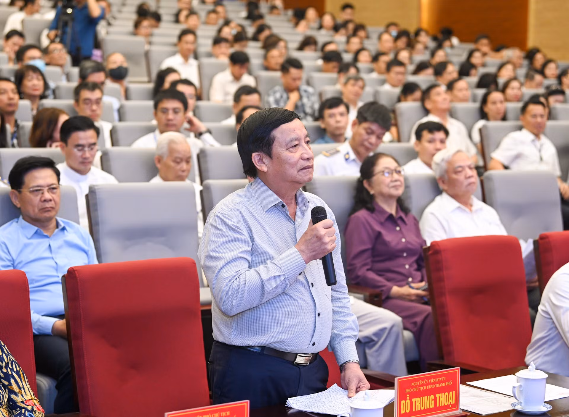 吴权郡的选民在会上发表讲话。 吴权郡的选民在会上发表讲话。