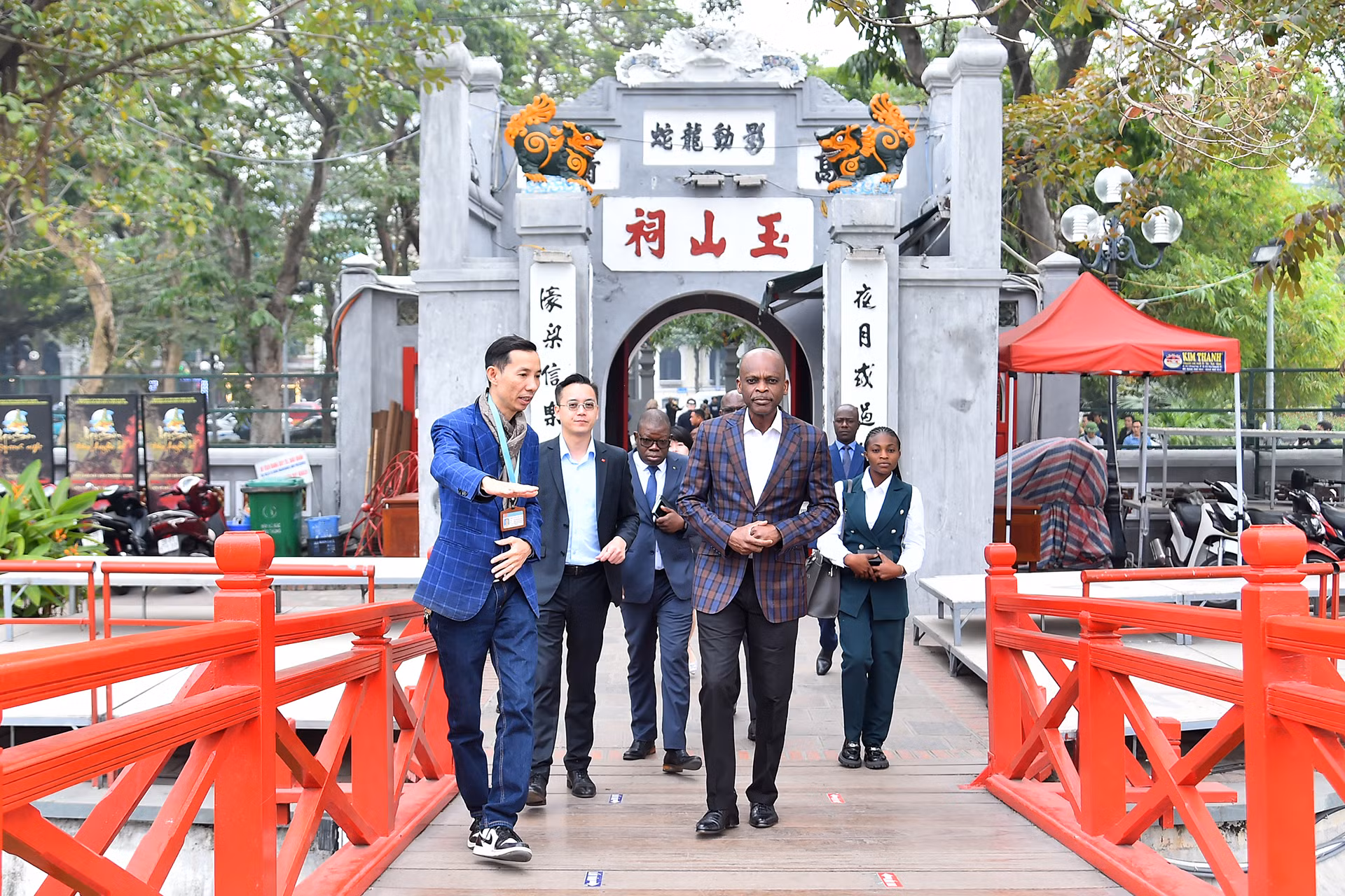 多哥外交部长罗贝尔·迪塞参观玉山祠国家级特殊遗迹。