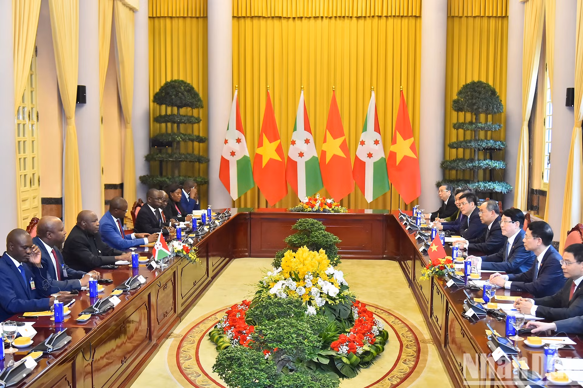 越南国家主席梁强和布隆迪总统埃瓦里斯特·恩达伊施米耶举行会谈。
