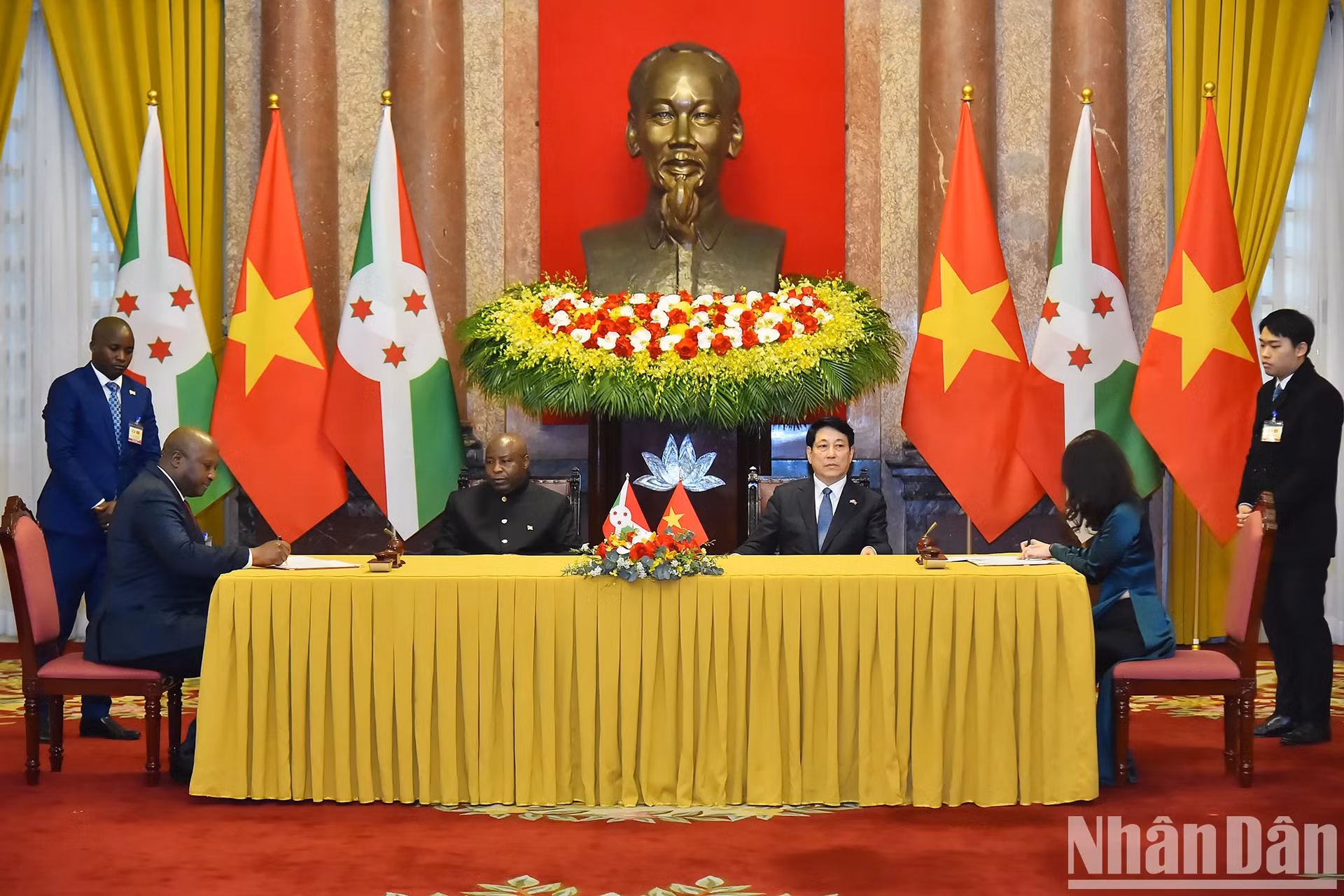 越南国家主席梁强和布隆迪总统埃瓦里斯特·恩达伊施米耶见证越南政府和布隆迪政府合作框架协议签字仪式。
