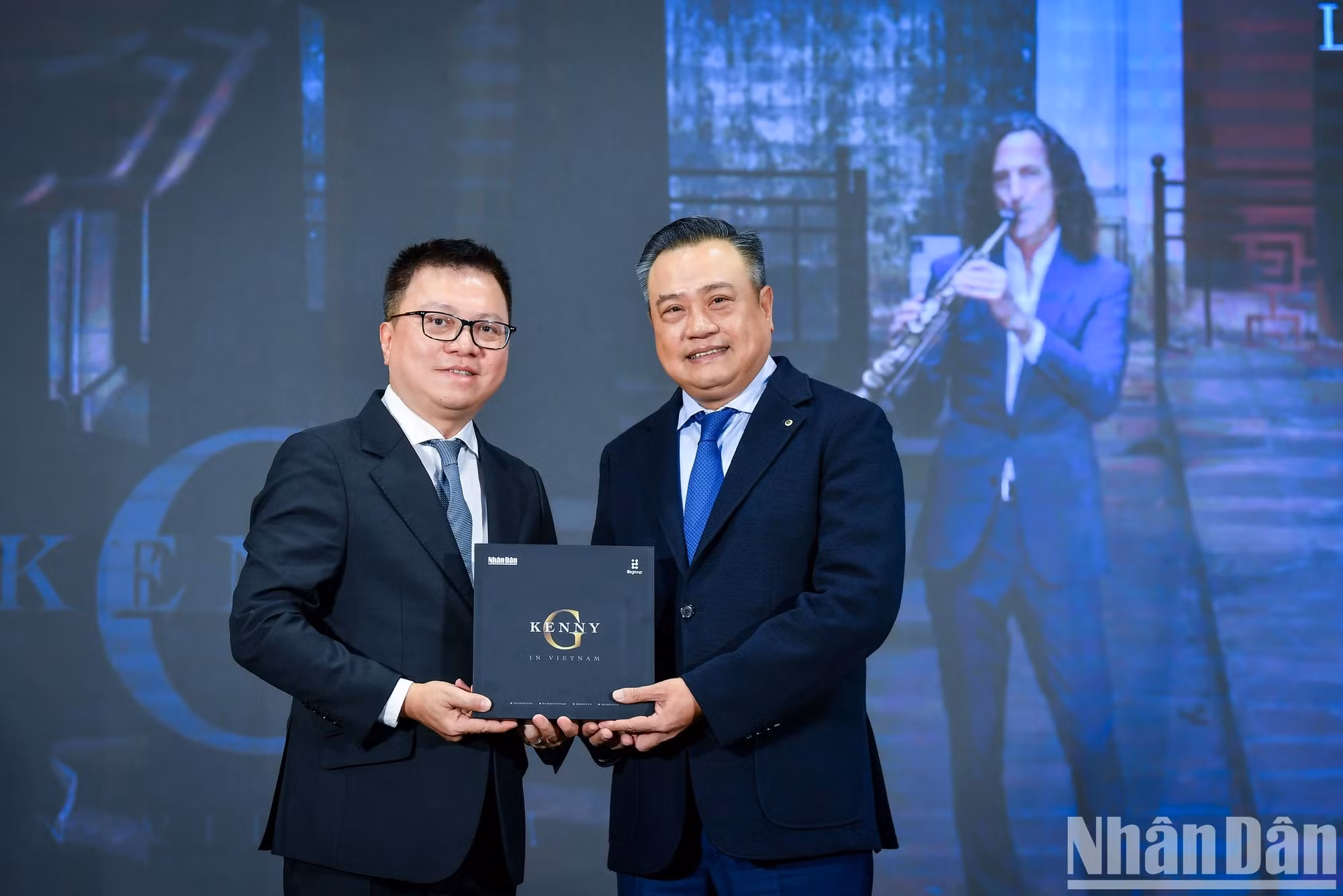 黎国明先生向河内市领导赠送肯尼·基音乐音频《回家》。