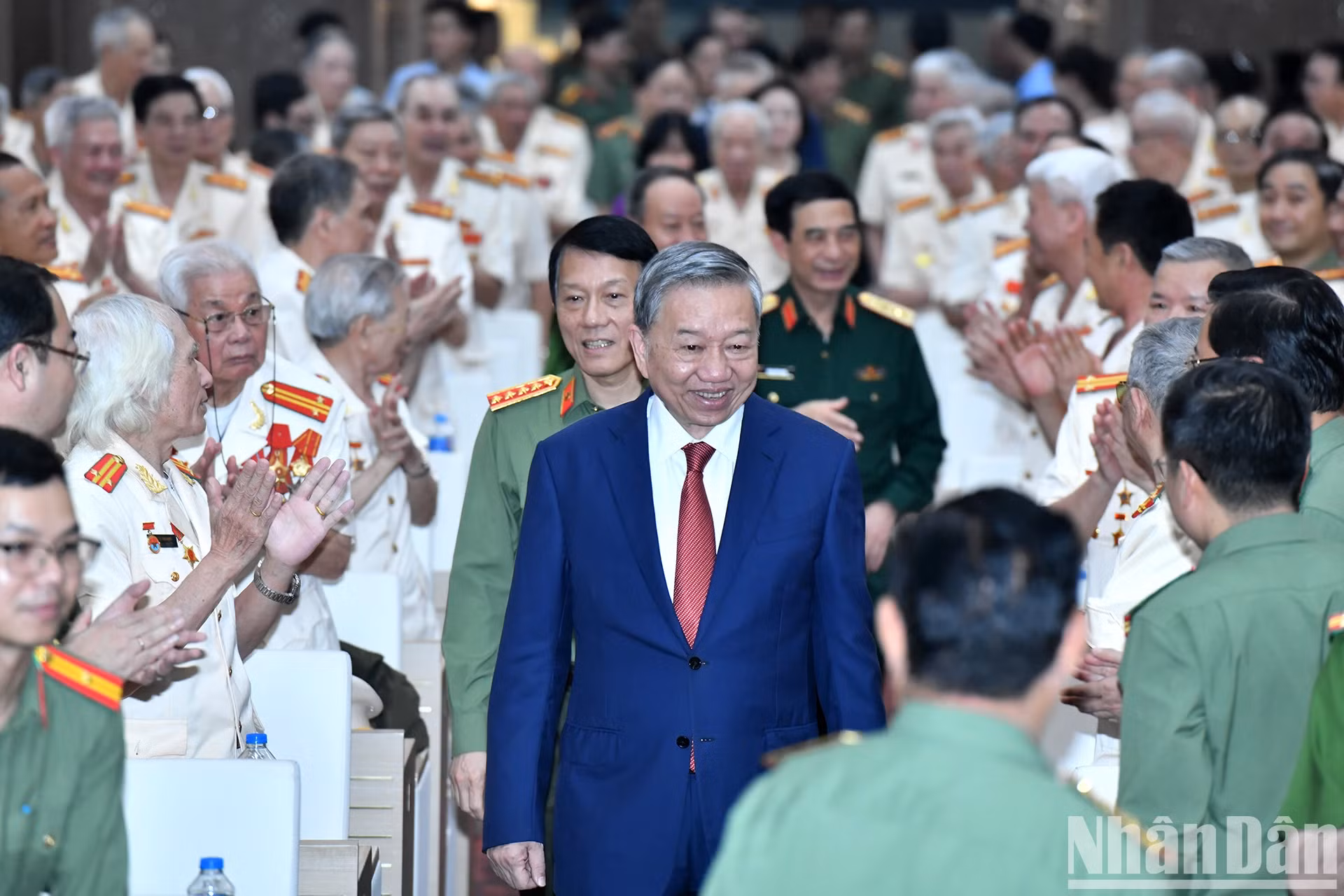 越共中央总书记苏林会见支援南方战场的公安战士。