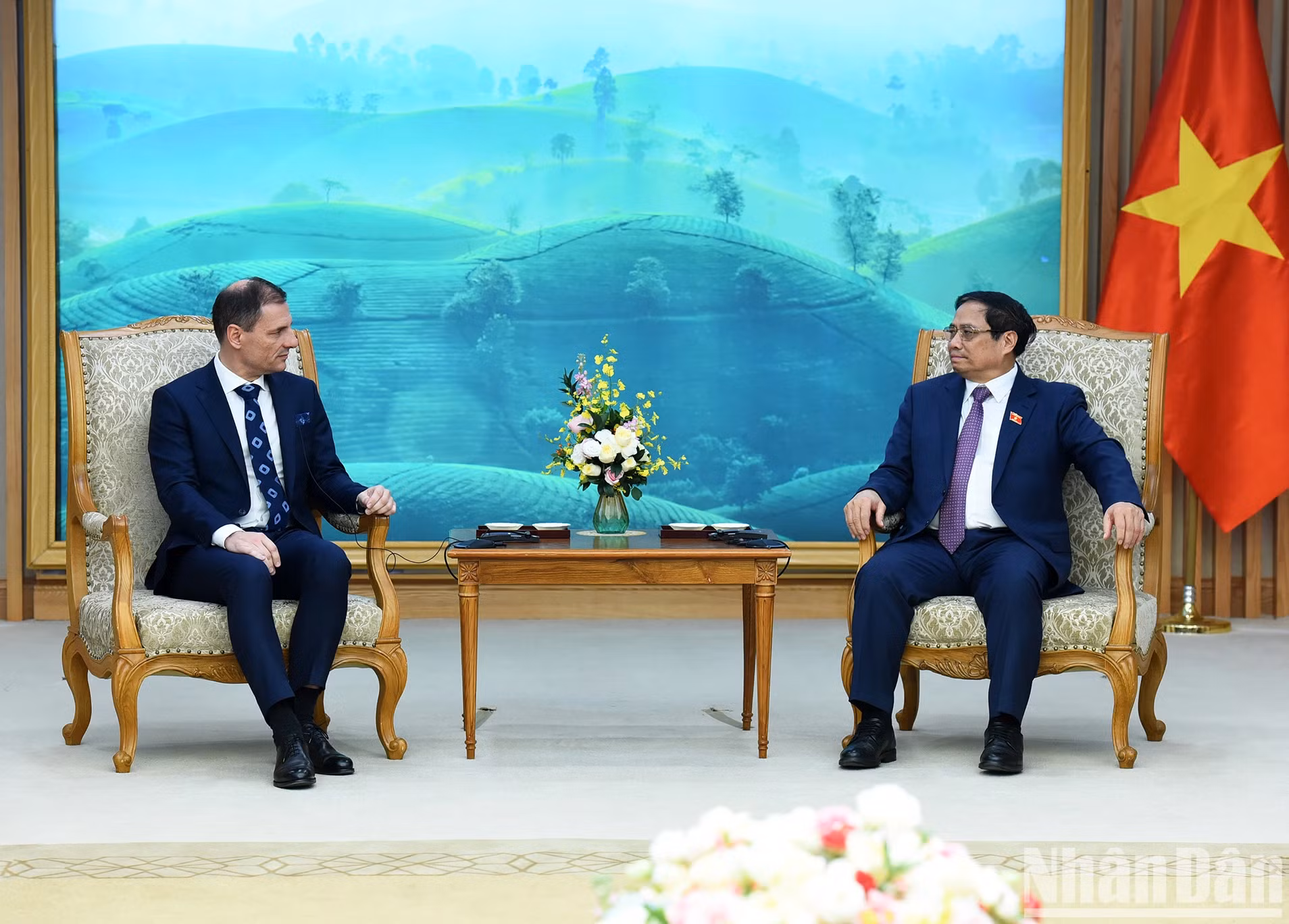 越南政府总理范明正会见匈牙利司法部长图森·本斯。（陈海 摄）