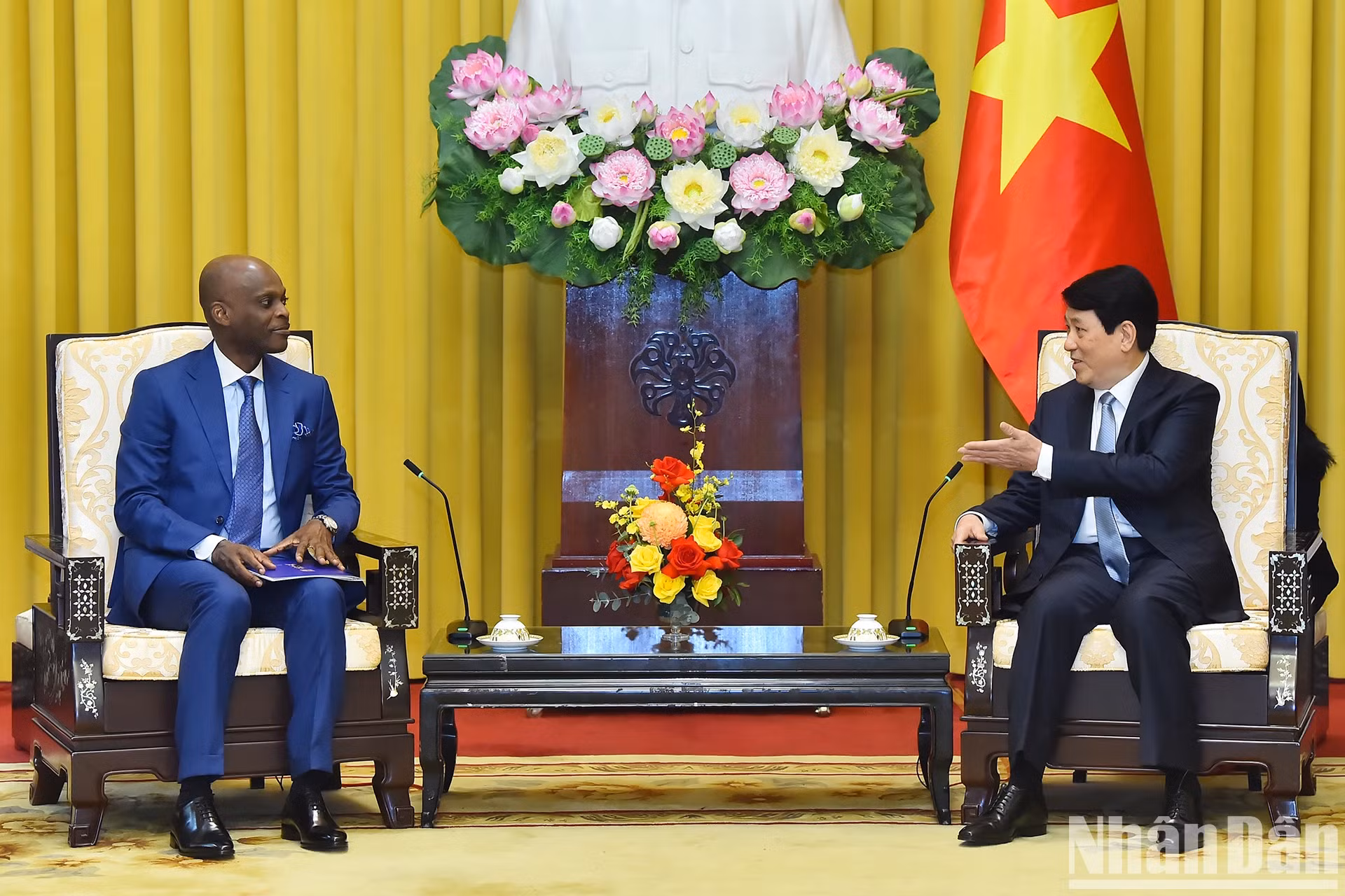 越南国家主席梁强会见多哥外长罗贝尔·迪塞。