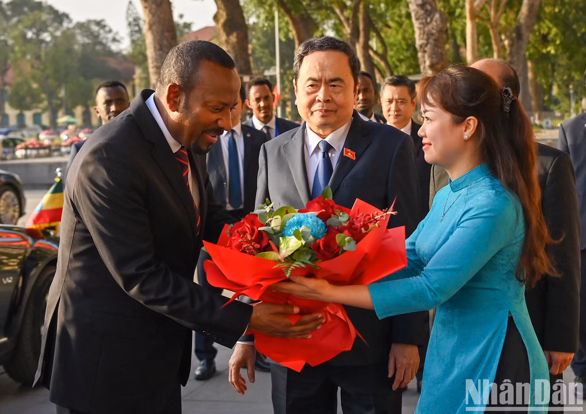 越南国会办公厅代表向埃塞俄比亚总理阿比·艾哈迈德·阿里送鲜花表示欢迎。