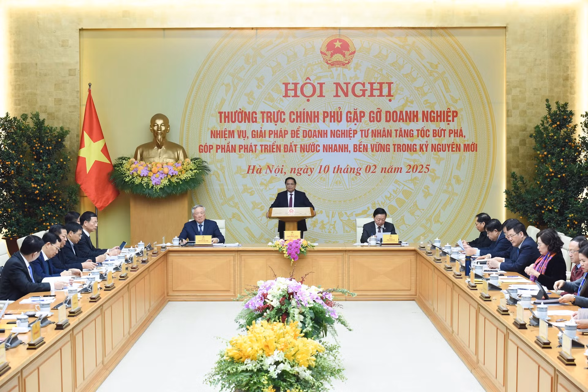 政府总理范明正主持政府常委会与国家一流企业的会议。
