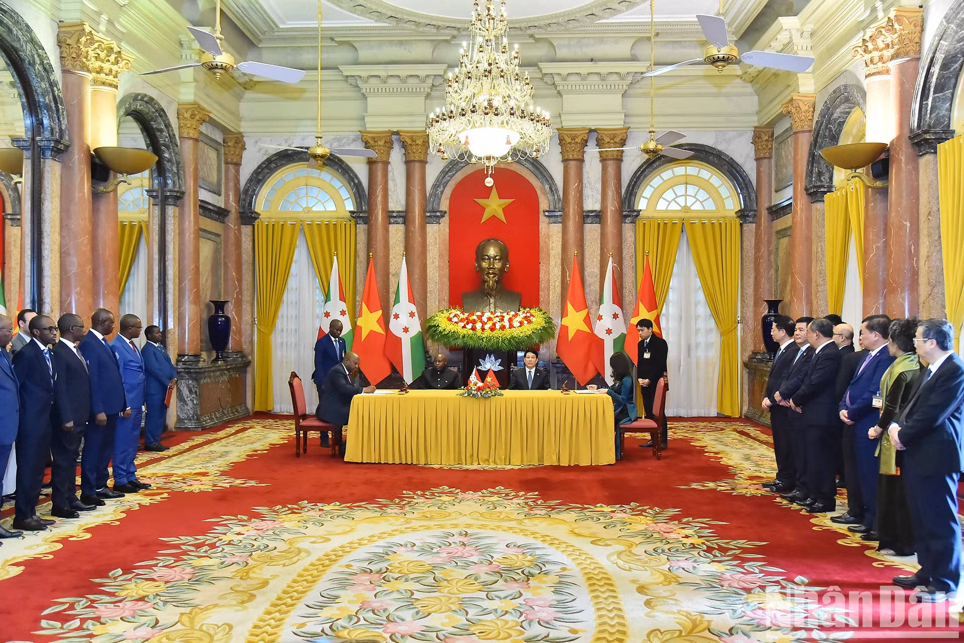 越南和布隆迪合作文件签字仪式在主席府举行。
