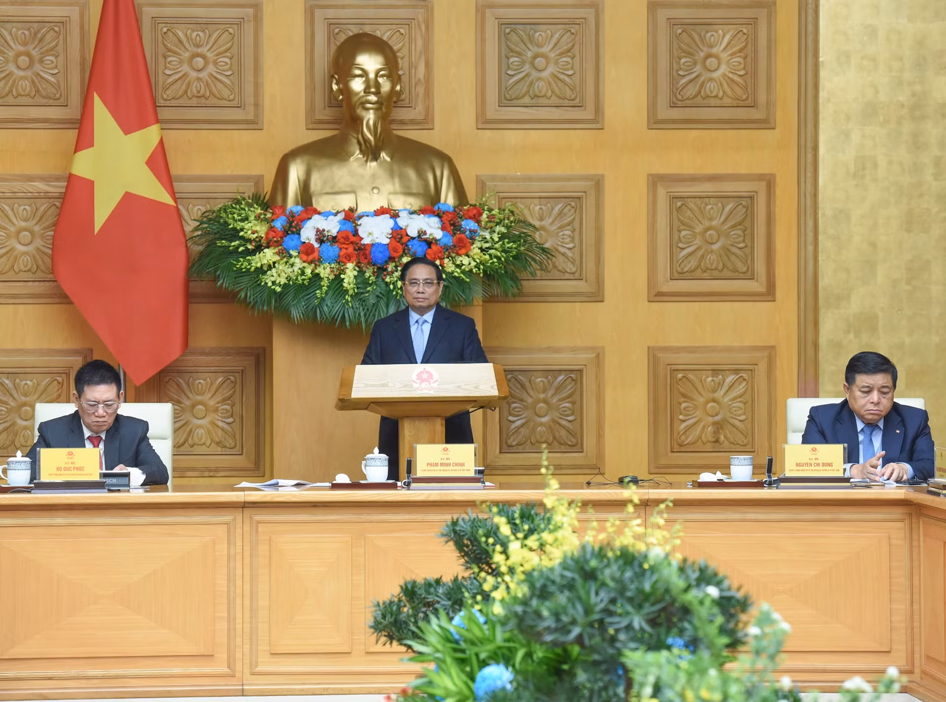 越南政府总理范明正、政府副总理胡德福、政府副总理阮志勇主持召开越南政府与美国企业座谈会。