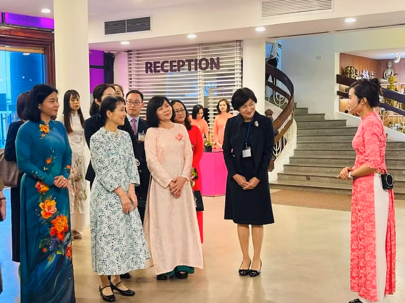 石破佳子女士倾听有关越南妇女博物馆的形成和发展历史。
