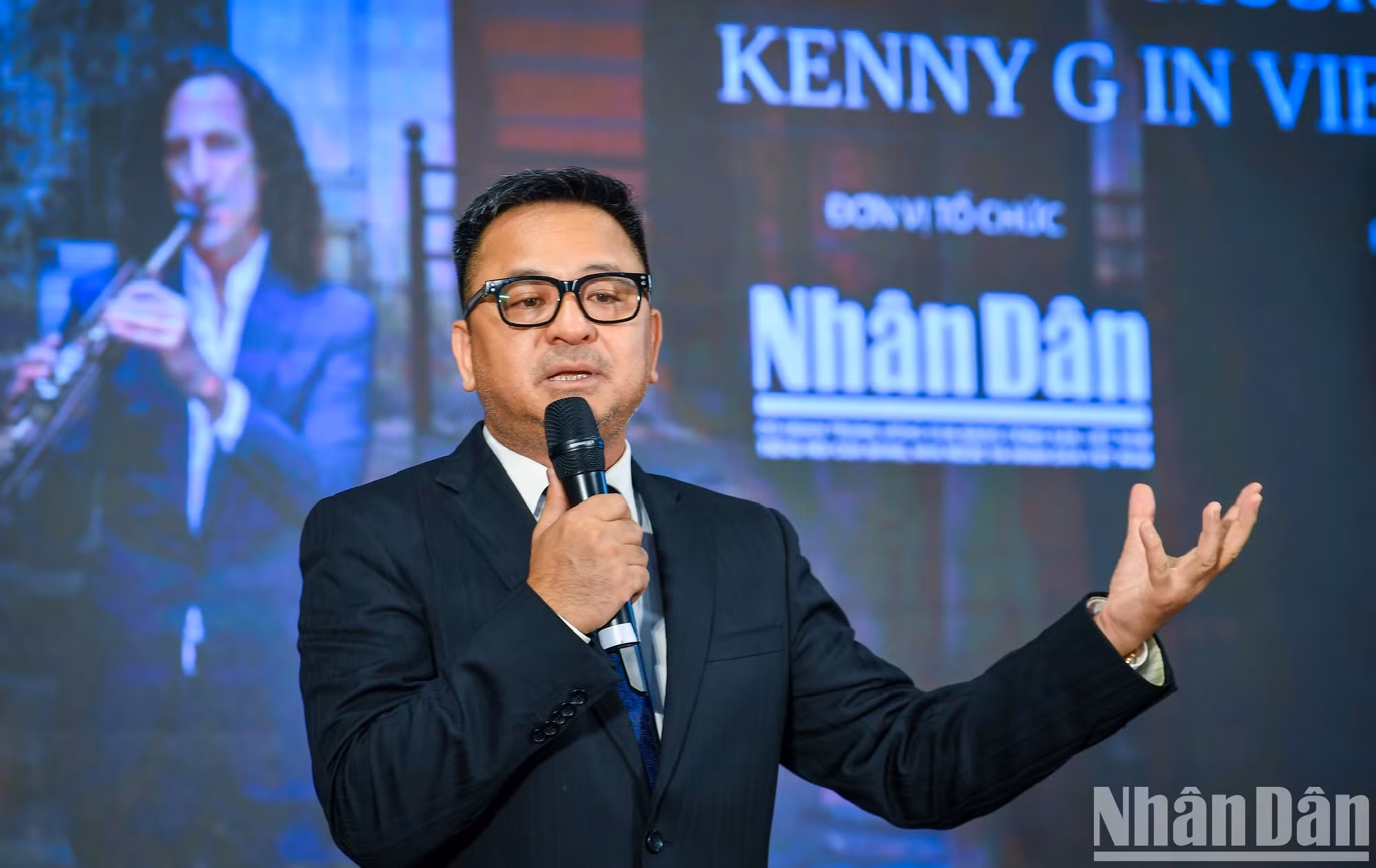 越南IB集团董事长、“Kenny G Live in Vietnam”音乐之夜项目主任阮垂阳在仪式上发表讲话。