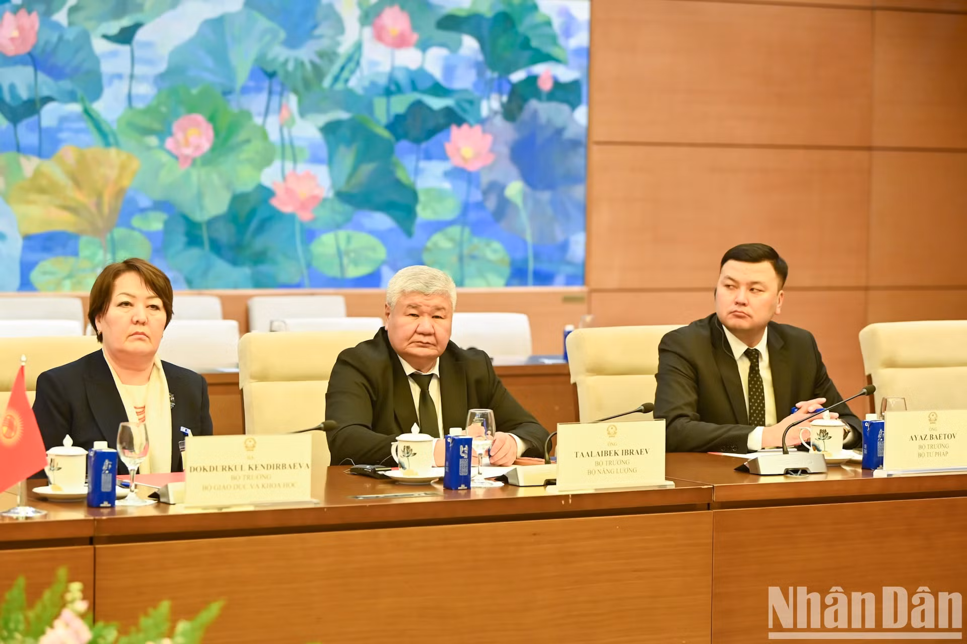 陪同阿德尔别克·卡西马利耶夫总理出席会见的吉尔吉斯斯坦代表团成员。 陪同阿德尔别克·卡西马利耶夫总理出席会见的吉尔吉斯斯坦代表团成员。