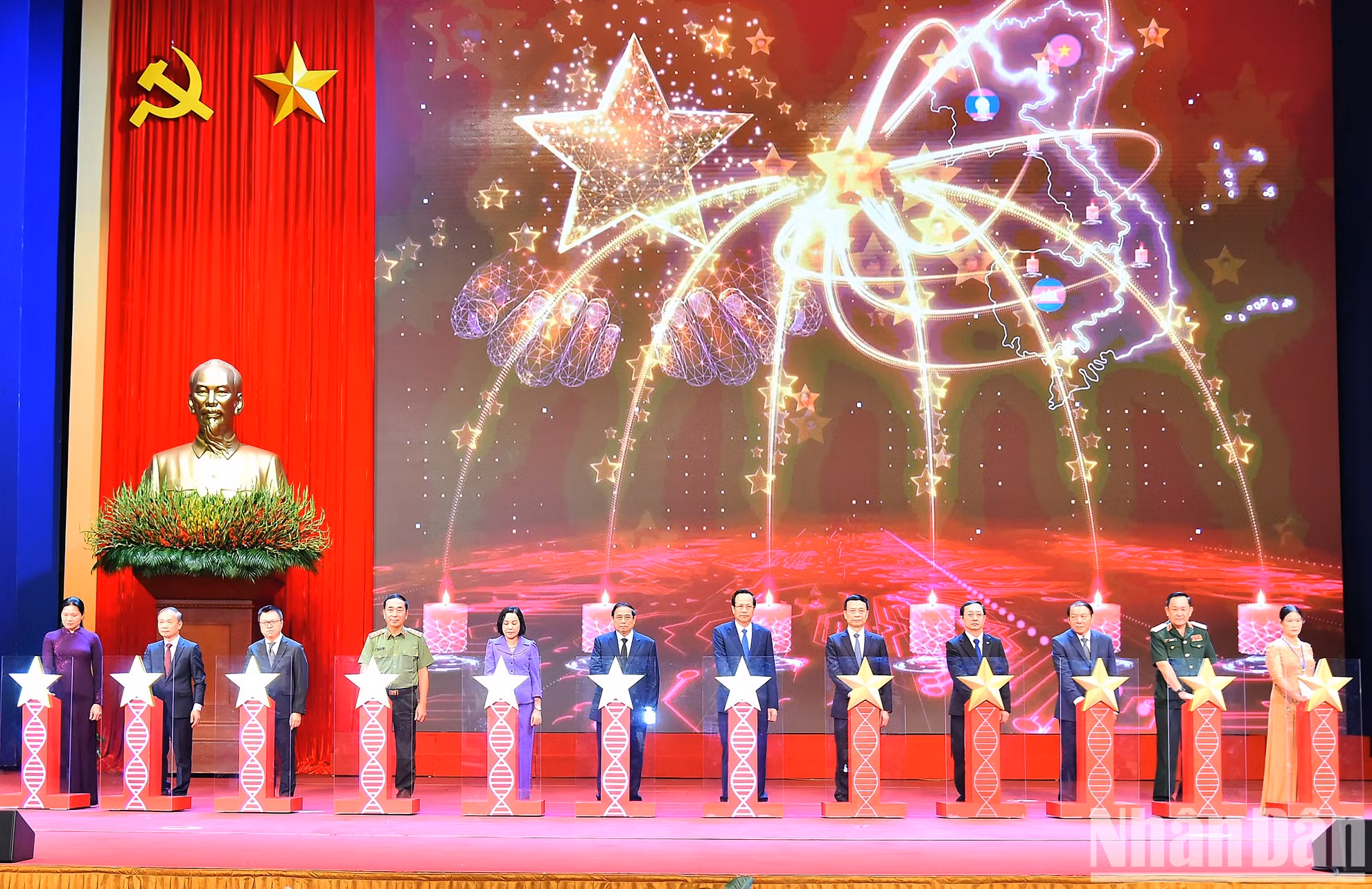 范明正总理和各位代表进行身份未得到确认的烈士及其家属基因库(DNA)亮相仪式。