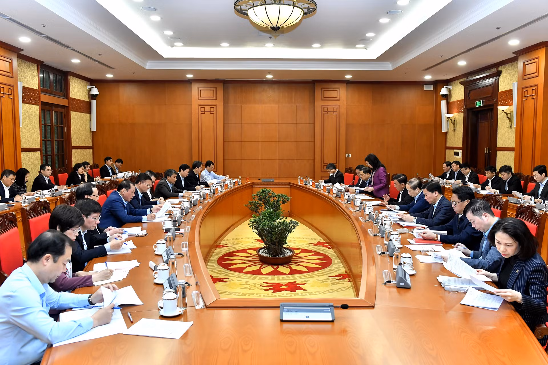 越共十四大服务组织小组第三次会议场景。