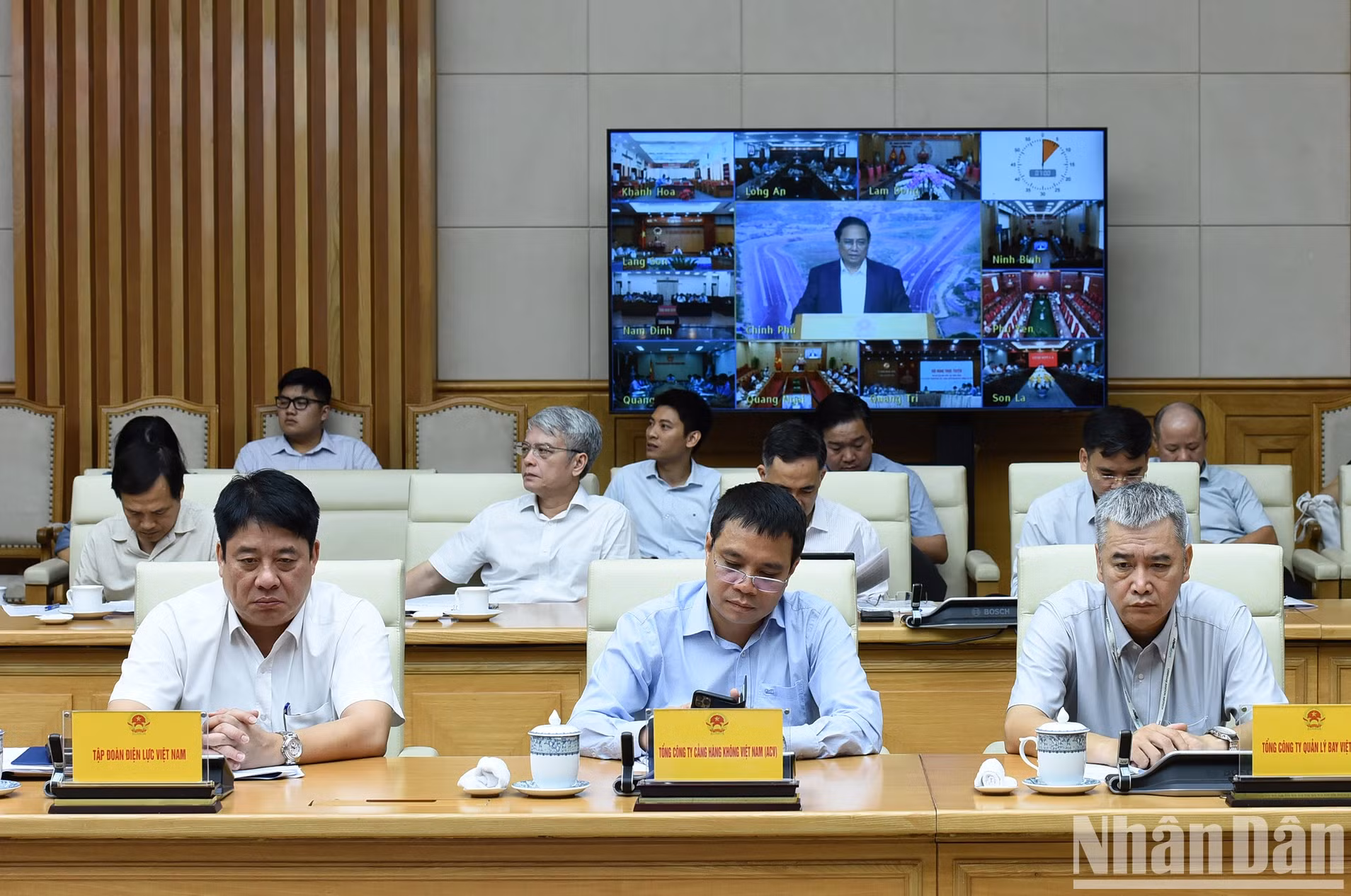 各公司、企业代表在会上发表讲话。