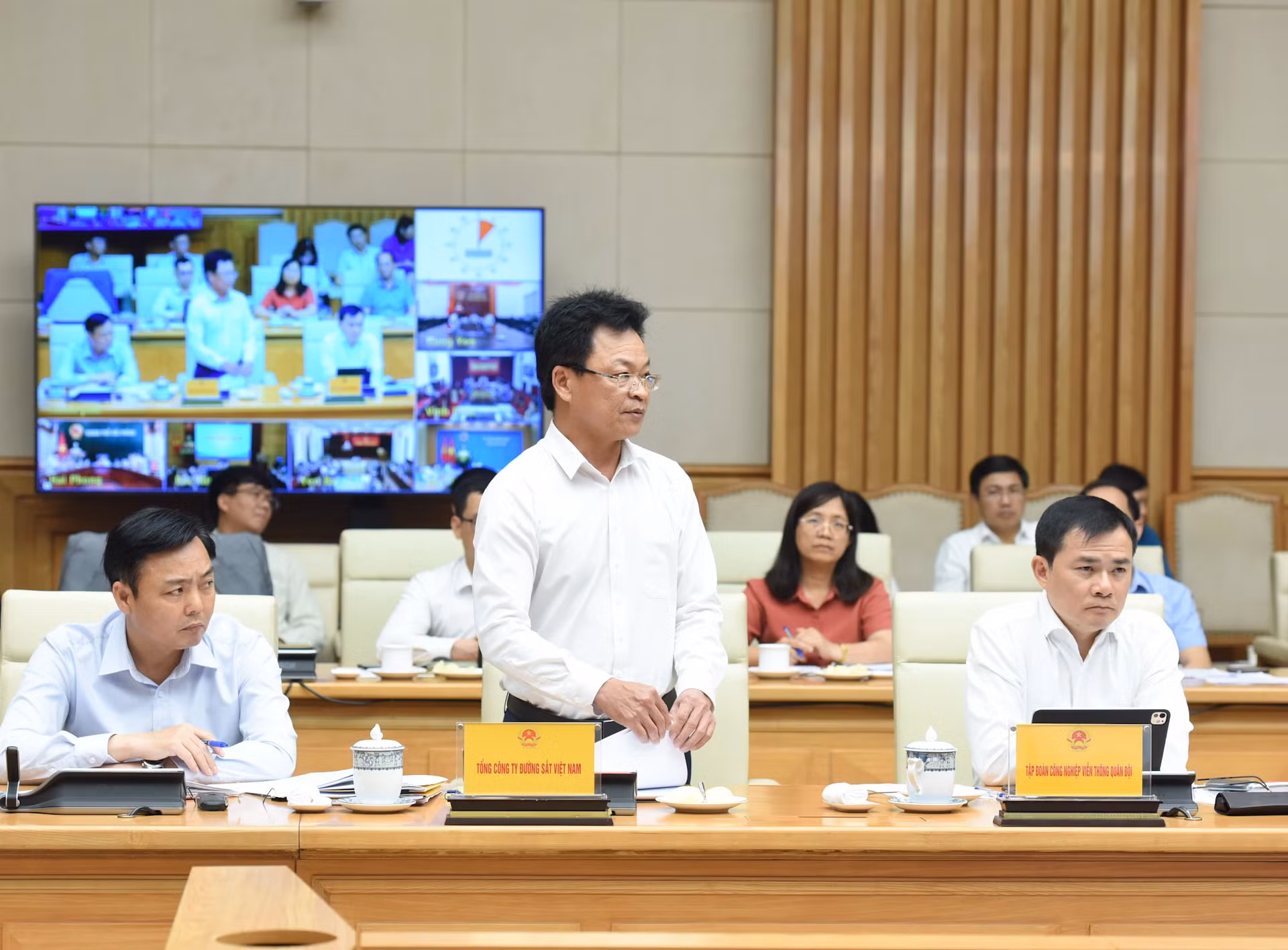 越南铁路总公司董事长邓士孟在会上发表讲话。