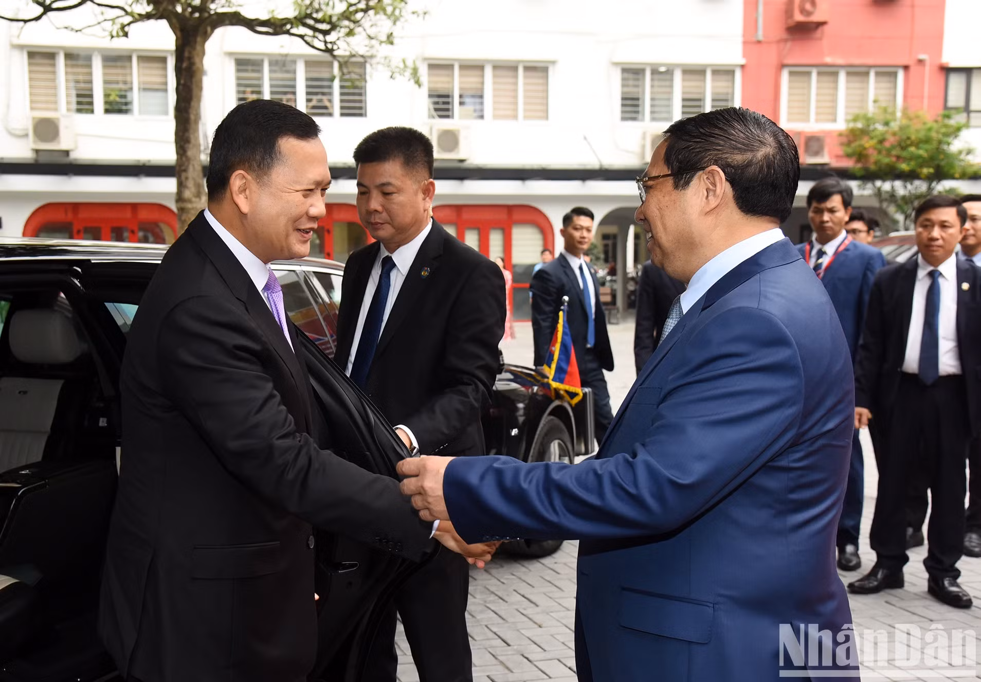 越南政府总理范明正欢迎柬埔寨首相洪玛奈。