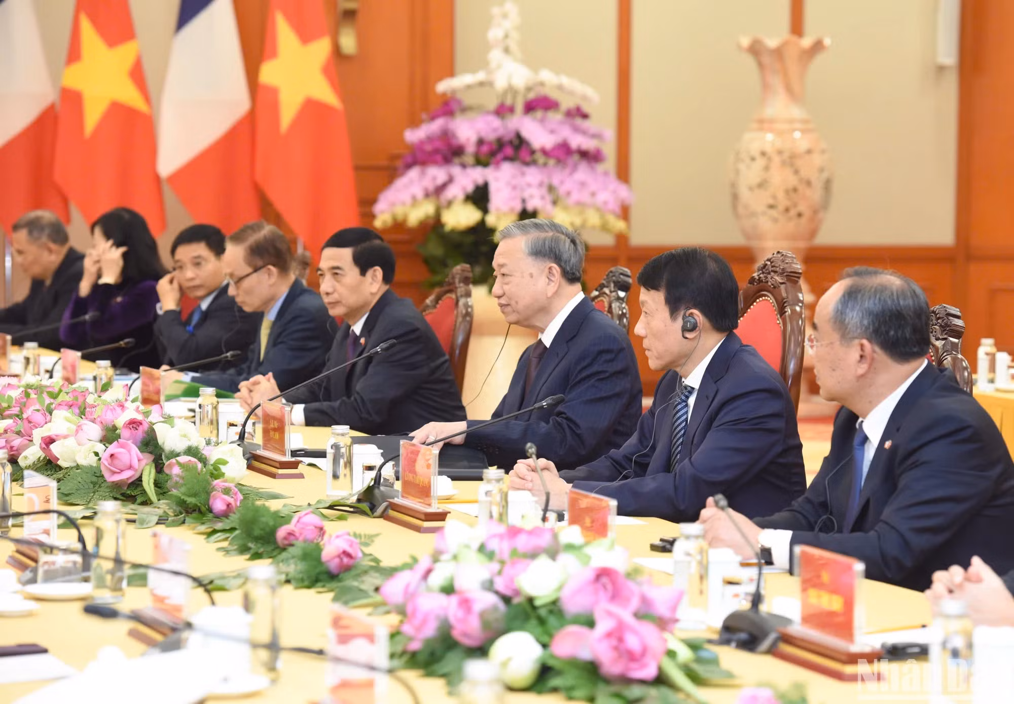 苏林总书记和越方代表团成员出席会见。 苏林总书记和越方代表团成员出席会见。