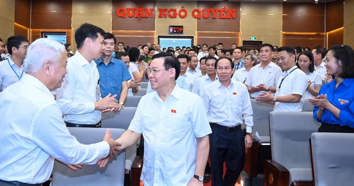 国会主席王廷惠会见海防市选民。（维玲 摄）