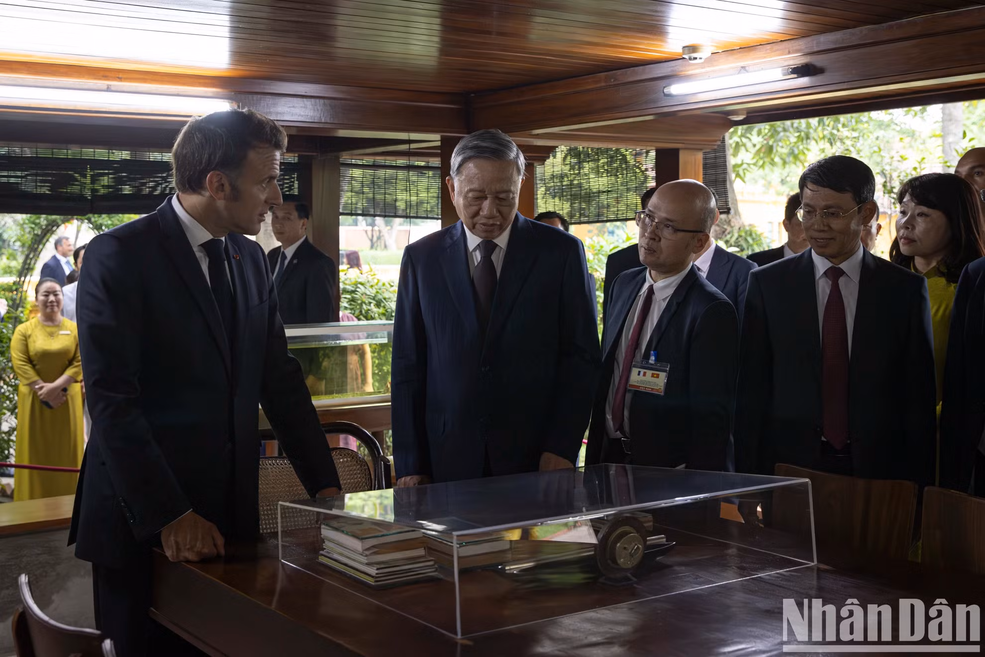越共中央总书记苏林向法国总统埃马纽埃尔·马克龙介绍胡志明主席的一生事业。