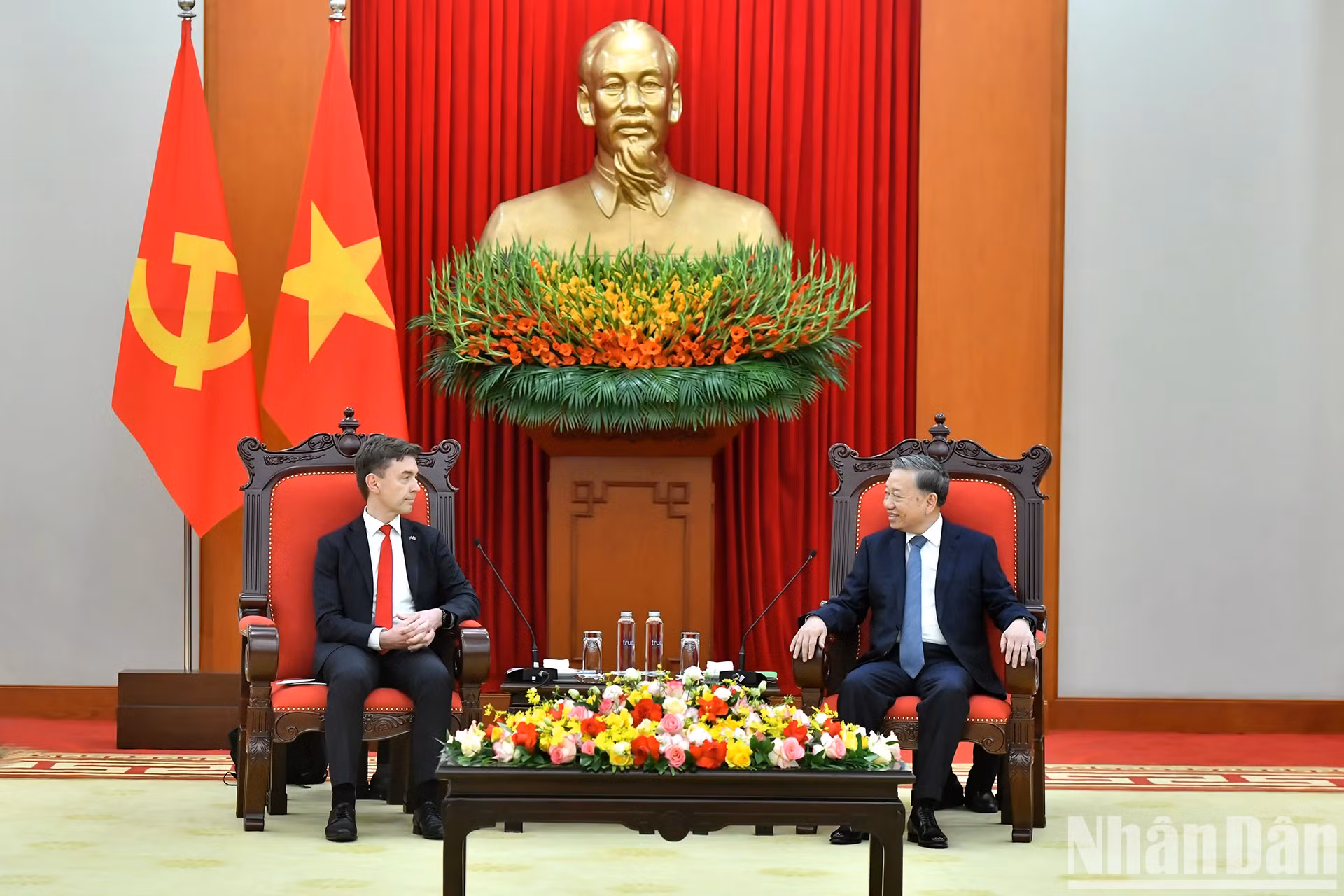 越共中央总书记苏林会见欧盟驻越南代表团团长朱利安·古尔利。
