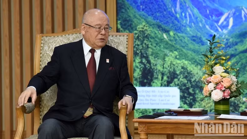 日越友好议员联盟特别顾问武部勤在会见时发表讲话。