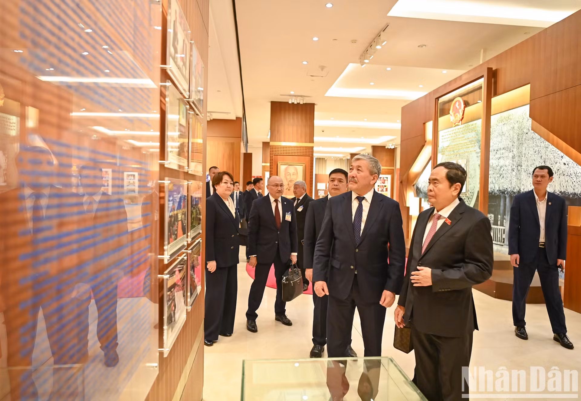 阿德尔别克·卡西马利耶夫总理一行参观越南国会传统陈列室。 阿德尔别克·卡西马利耶夫总理一行参观越南国会传统陈列室。