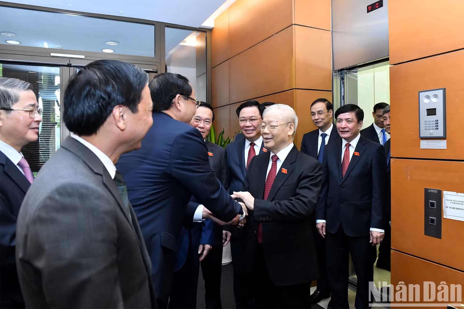 越共中央总书记阮富仲、党和国家领导、前领导出席越南第十五届国会第六次会议开幕式。 越共中央总书记阮富仲、党和国家领导、前领导出席越南第十五届国会第六次会议开幕式。