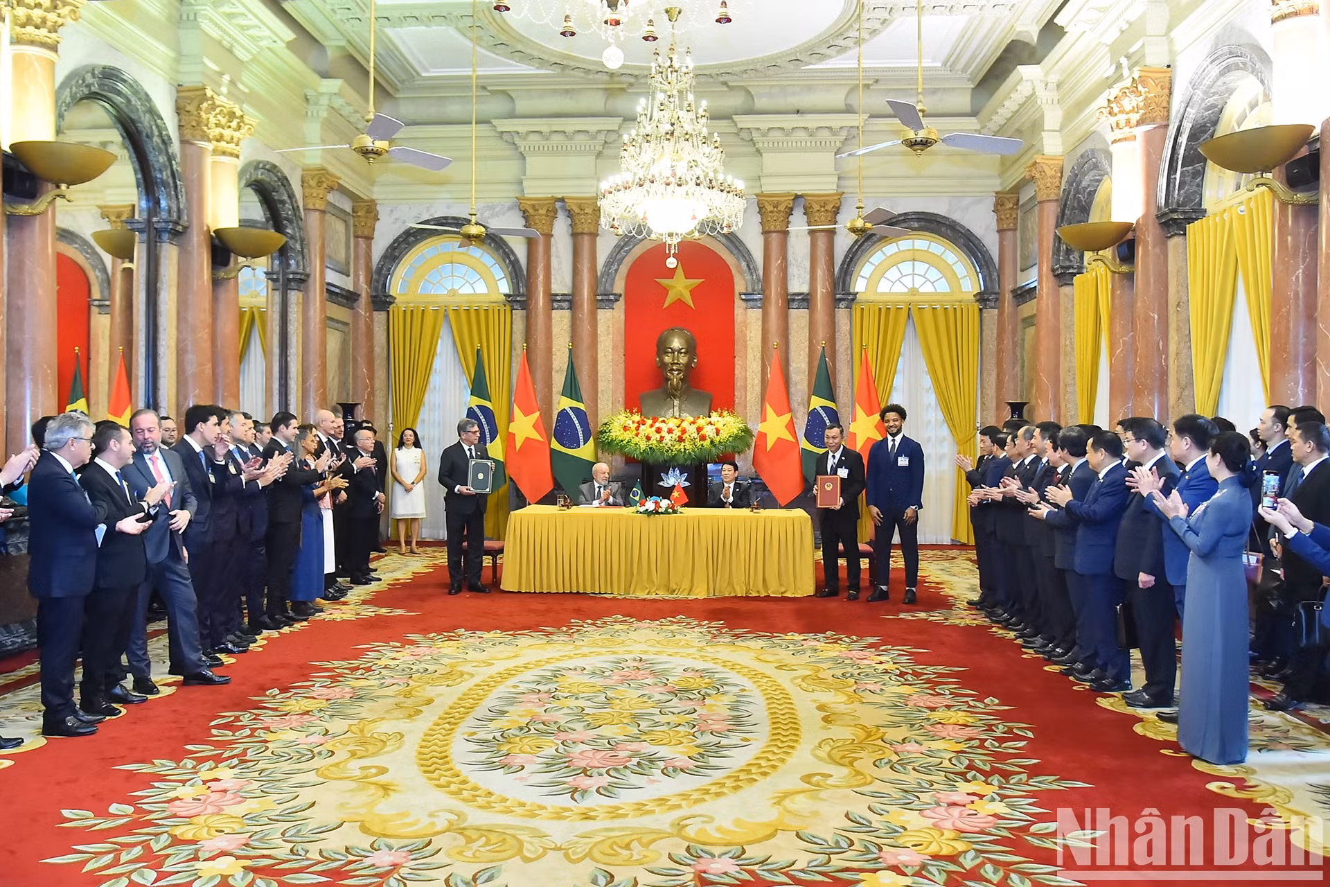 越南国家主席梁强和巴西总统路易斯·伊纳西奥·卢拉·达席尔瓦见证《越南足联与巴西足联关于足球合作的谅解备忘录》交换仪式。 越南国家主席梁强和巴西总统路易斯·伊纳西奥·卢拉·达席尔瓦见证《越南足联与巴西足联关于足球合作的谅解备忘录》交换仪式。