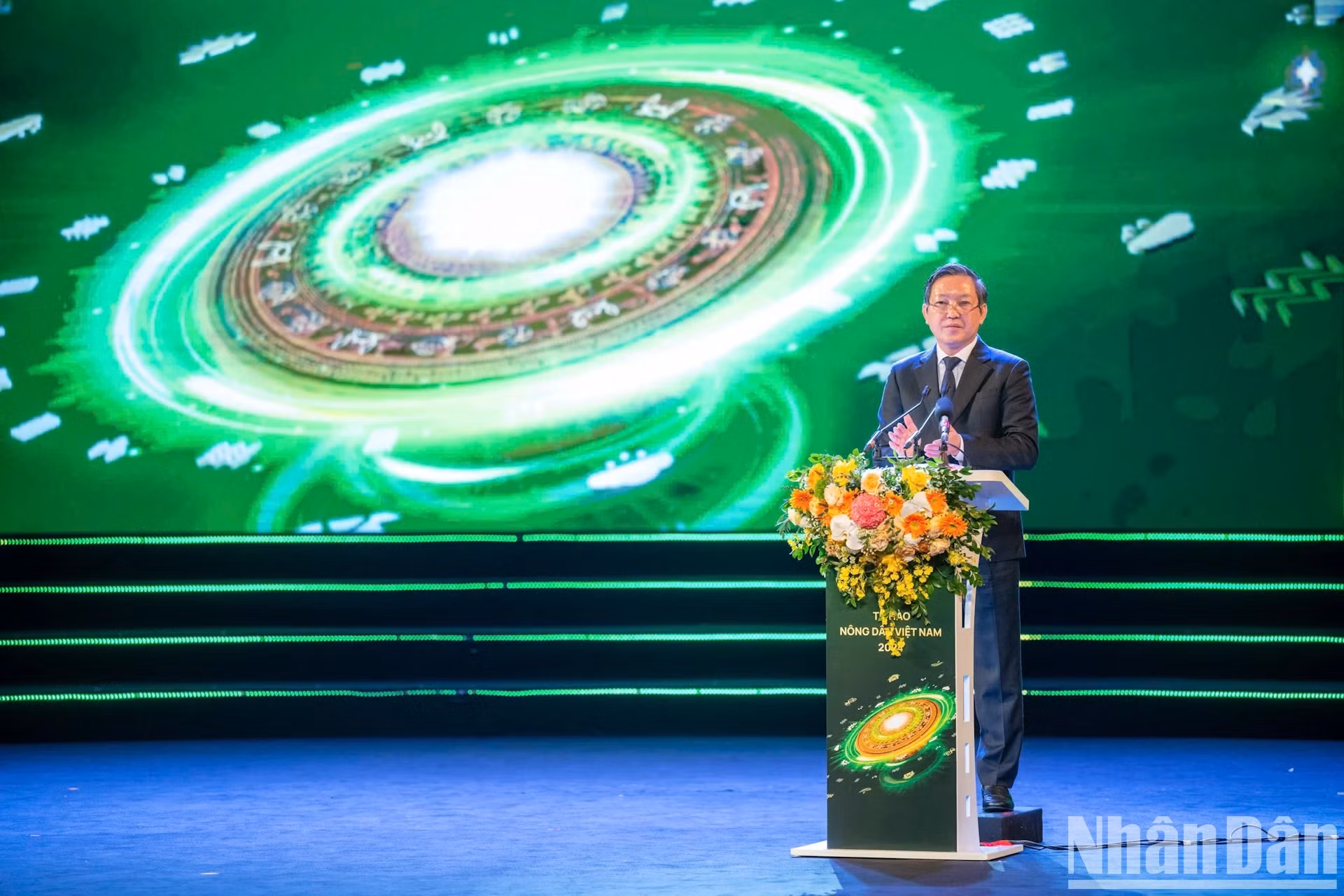 越南农民协会主席梁国段致开幕词。 越南农民协会主席梁国段致开幕词。