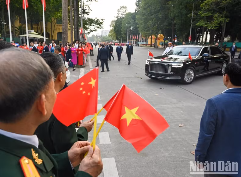 首都河内各阶层人民热烈欢迎中共中央总书记、中国国家主席习近平和夫人到访。