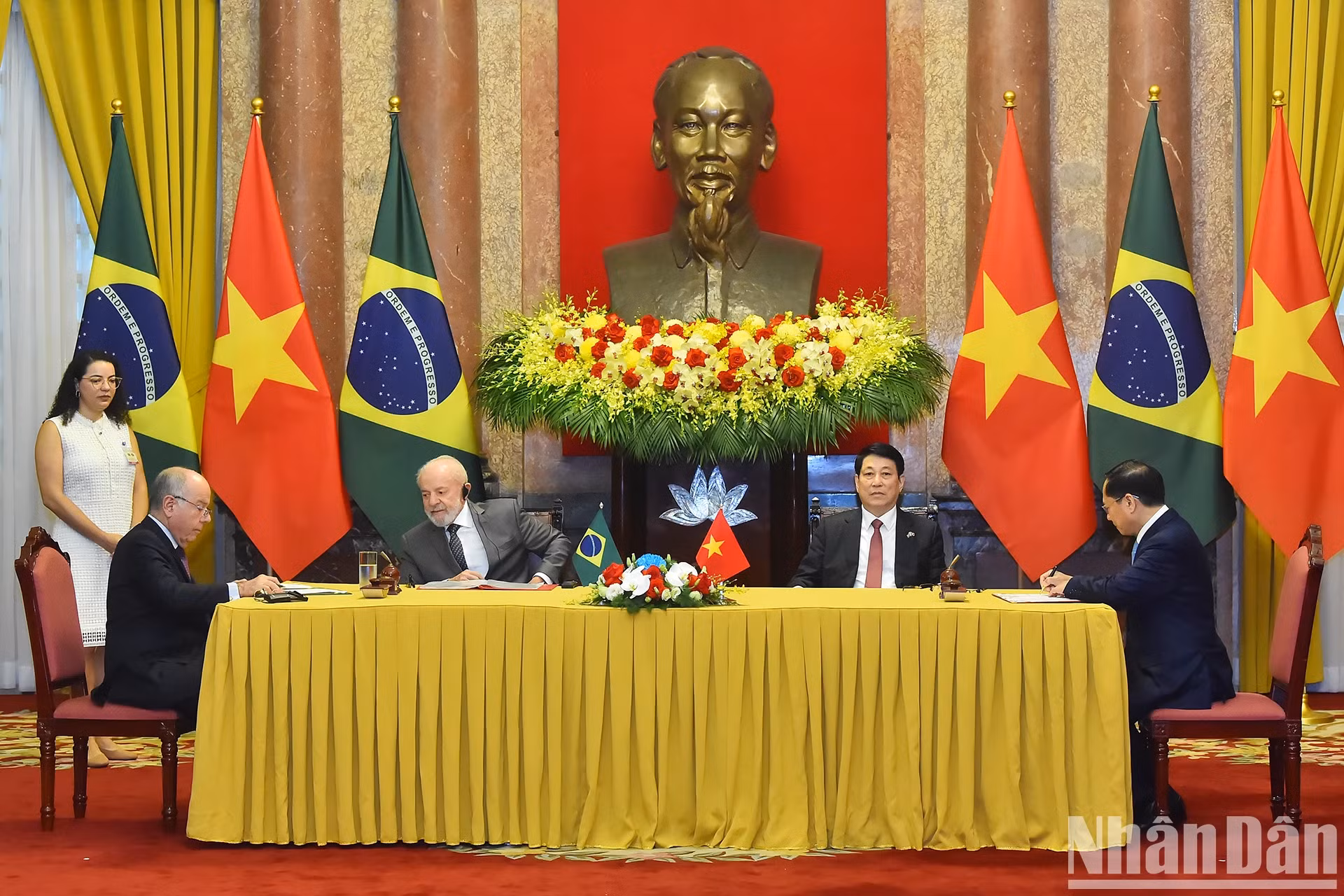 越南国家主席梁强和巴西总统路易斯·伊纳西奥·卢拉·达席尔瓦见证越南和巴西《外交官家属有偿就业协议》交换仪式。 越南国家主席梁强和巴西总统路易斯·伊纳西奥·卢拉·达席尔瓦见证越南和巴西《外交官家属有偿就业协议》交换仪式。