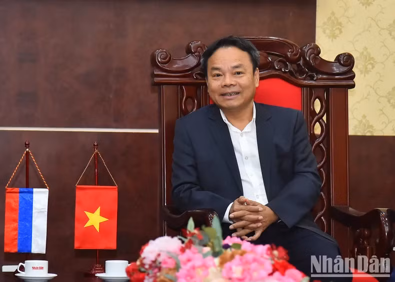 丁如欢同志在会见时发表讲话。