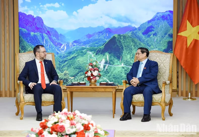 越南政府总理范明正会见委内瑞拉外交部长伊万·希尔·平托。