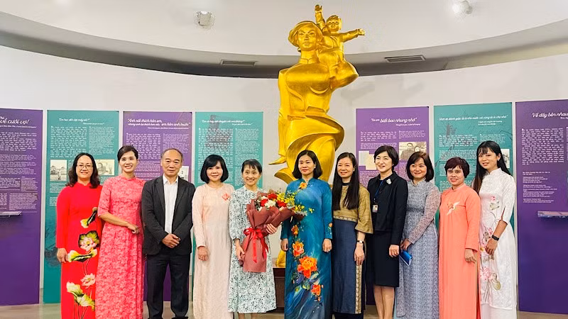 日本首相石破茂夫人石破佳子和越南妇女联合会主席及越南妇女博物馆代表合影。