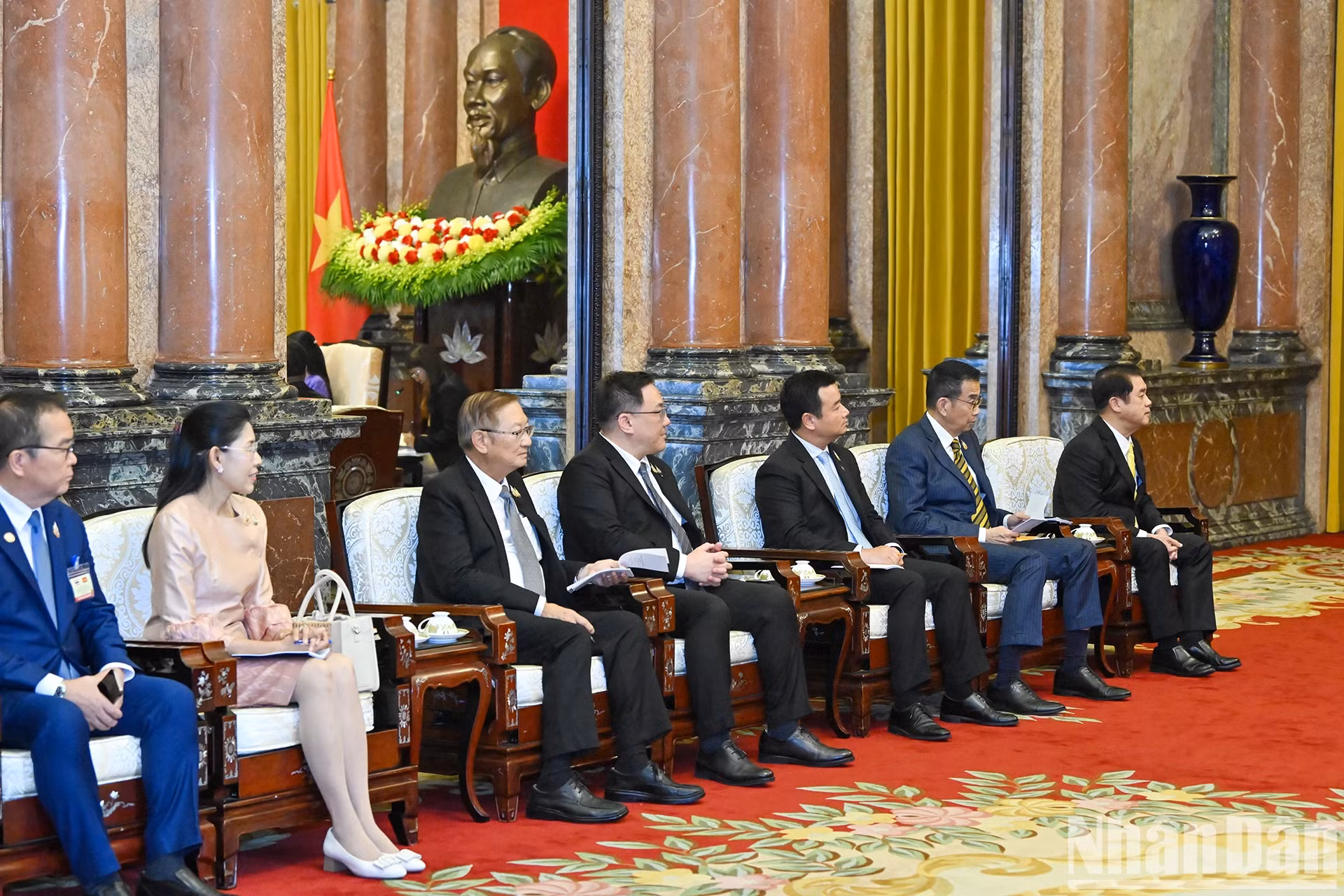 陪同泰国总理佩通坦·西那瓦出席会见的泰方代表团成员。