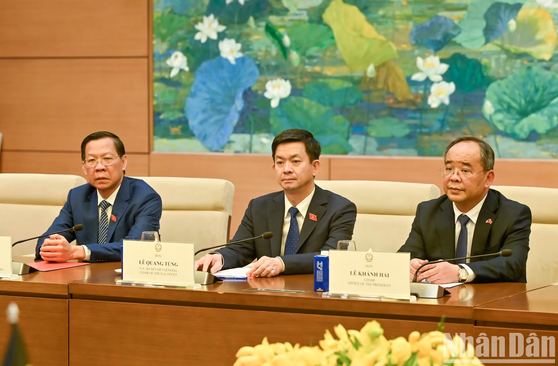 越南国会代表出席会见。