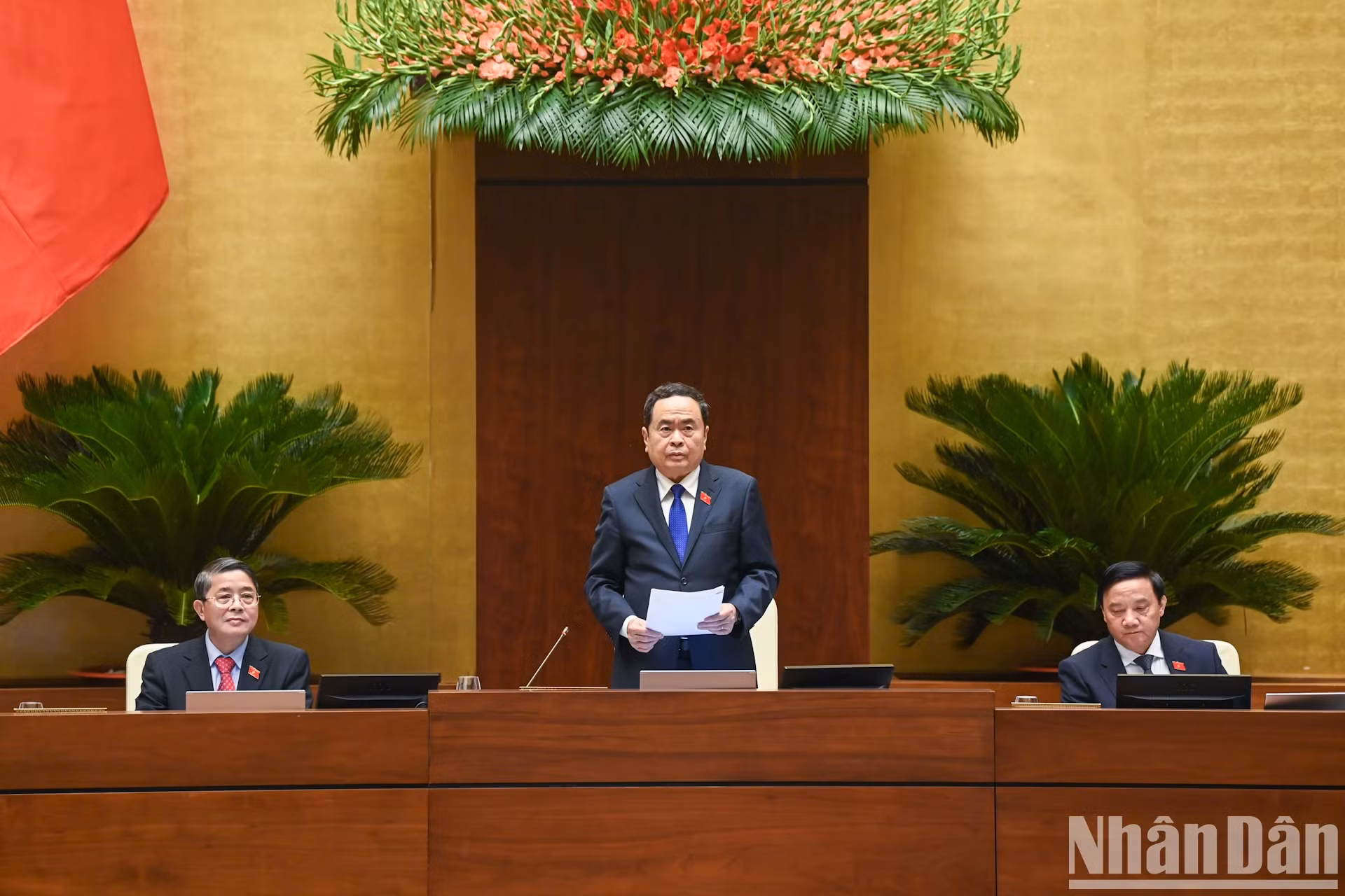 国会主席陈青敏指引国家主席梁强宣誓就职仪式。