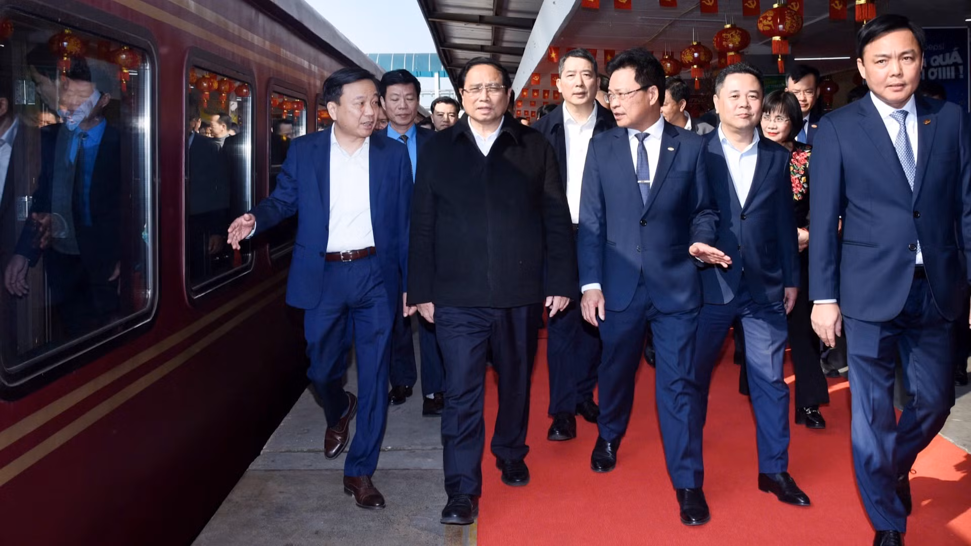 范明正总理检查越南铁路总公司为游客提供服务的豪华旅游列车。