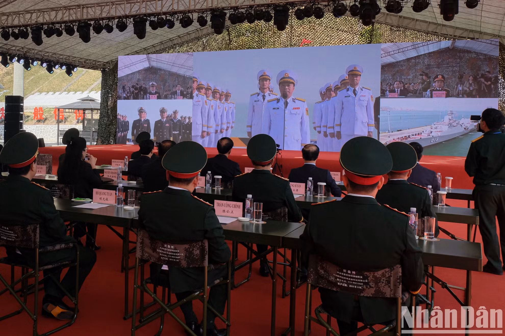 各位代表见证两国海军舰艇编队在进行联合巡逻前进行线上汇报。