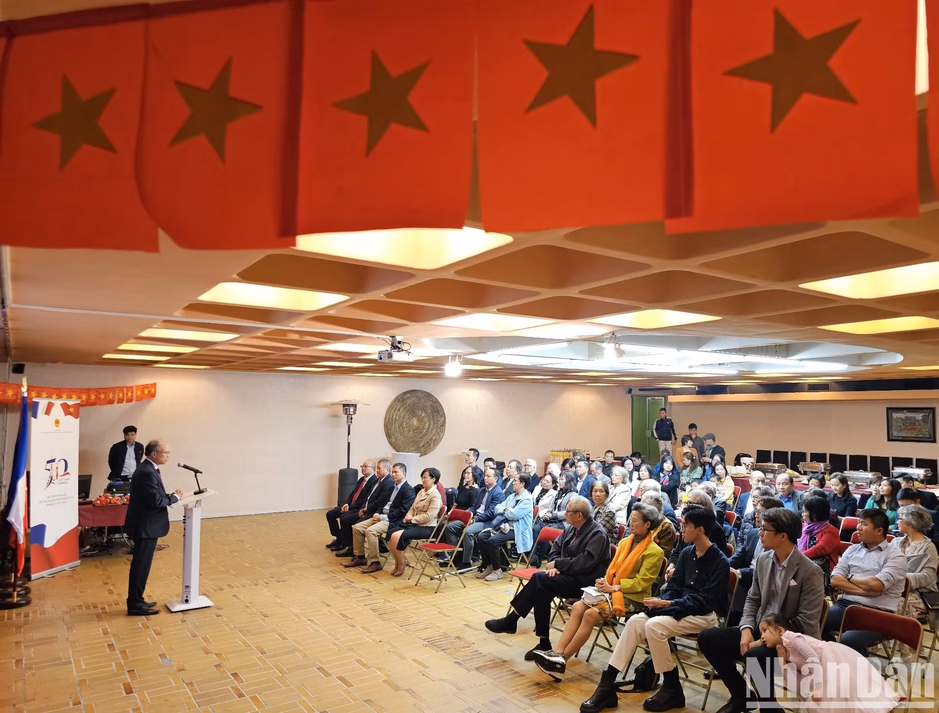 值此由越南电视台制作，讲述越南驻法国大使馆总部形成历史的资料片《椴树-绿色季节》放映之际，10月19日晚，越南驻法国大使馆举行旅居法国越南人见面会。