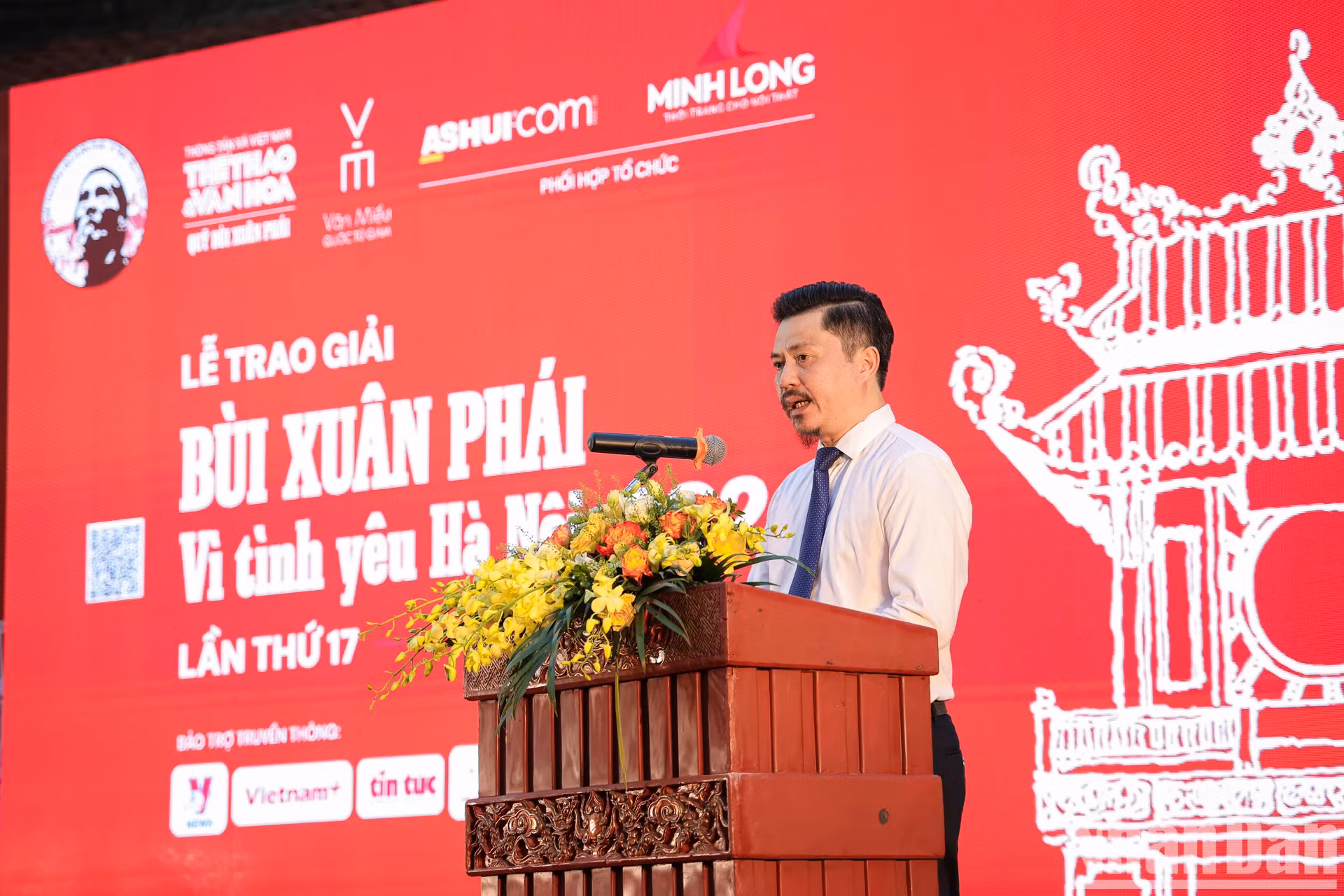 越南通讯社《体育与文化报》社总编辑黎春成在颁奖典礼上发表讲话。