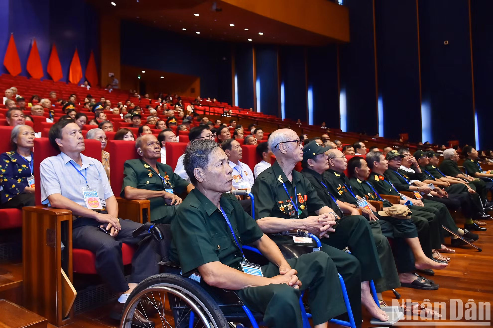 代表全国革命有功者的400多名优秀模范革命有功者与会。