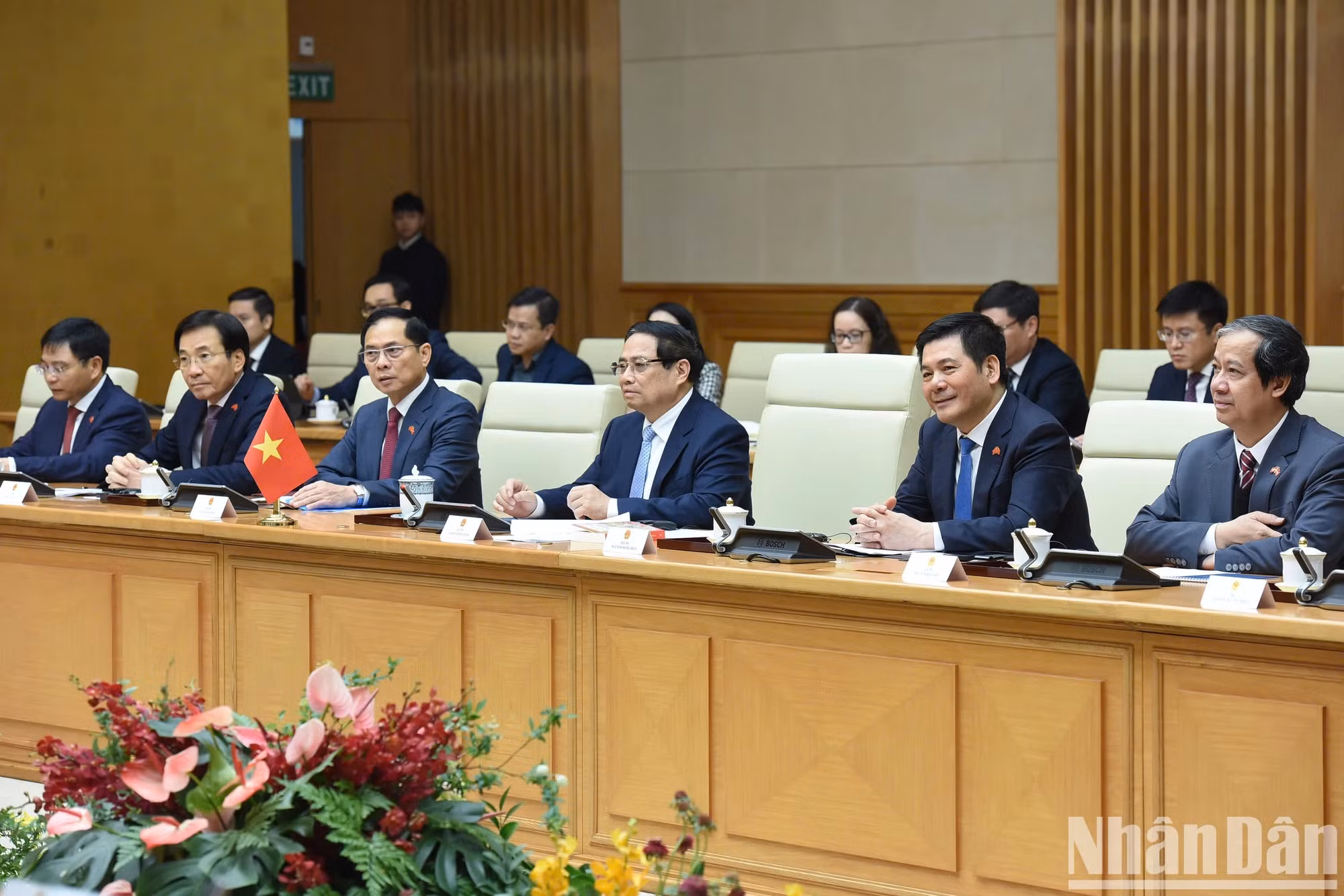 越南政府总理范明正一行与吉尔吉斯斯坦总理阿德尔别克·卡西马利耶夫一行举行会谈。